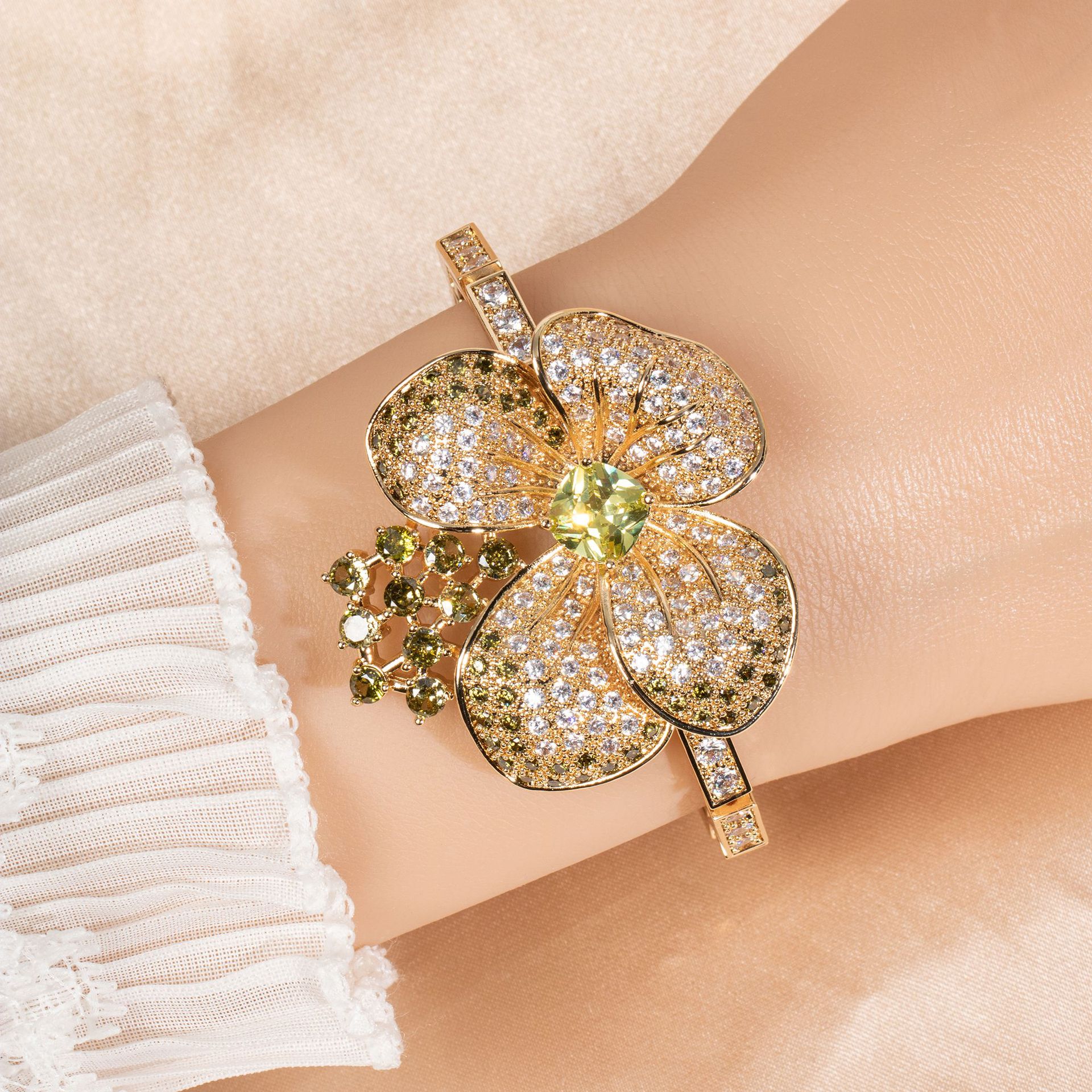 New elegant floral zircon bracelet