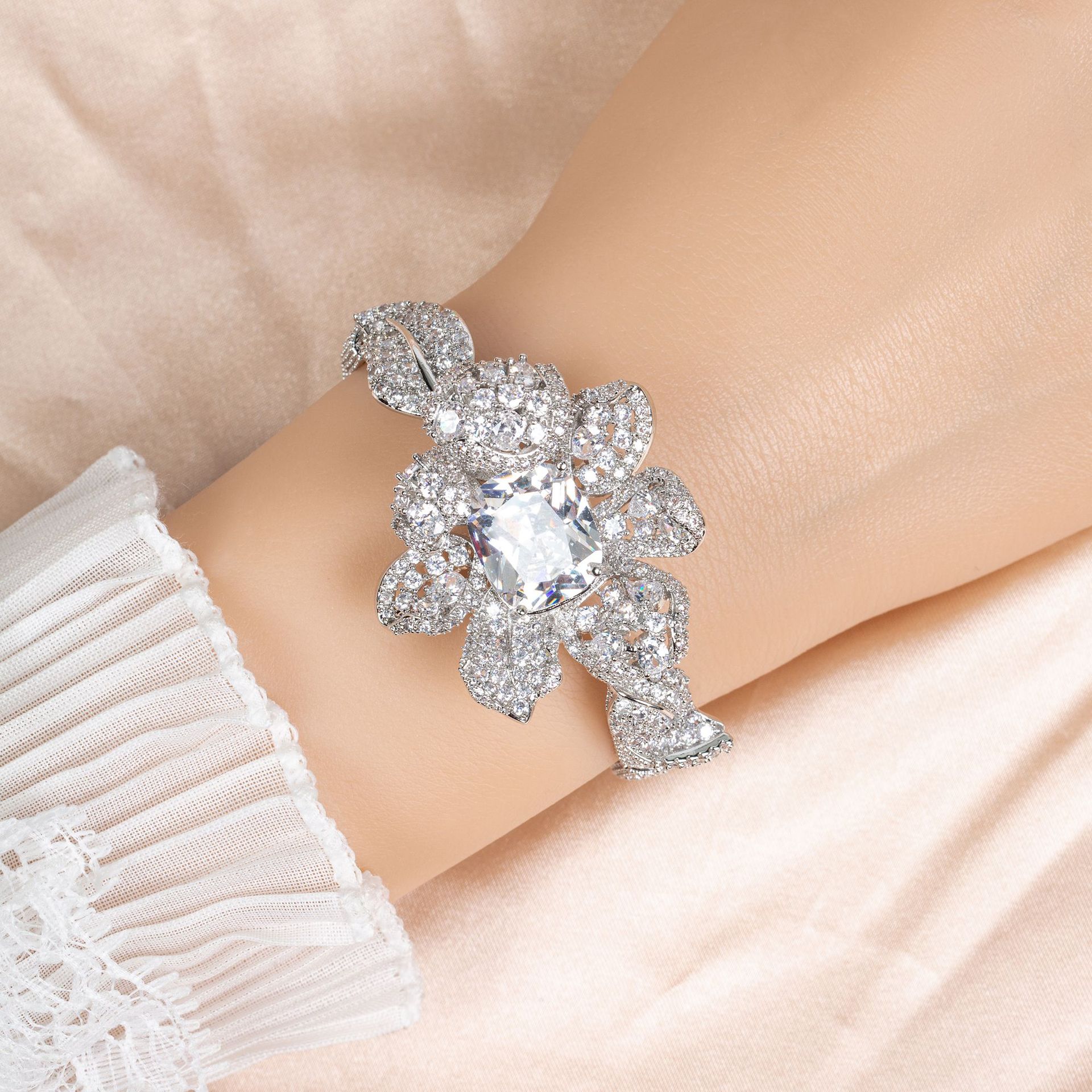 New flower leaf zircon bracelet