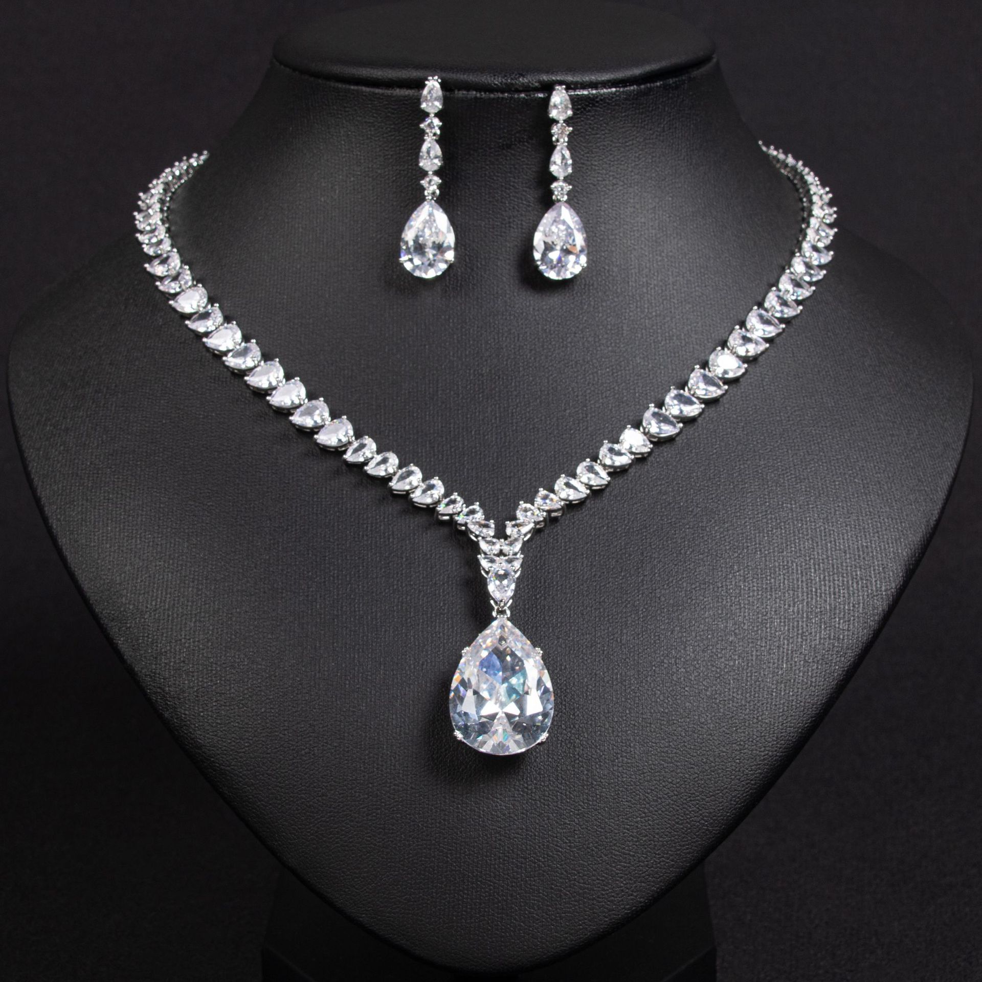 New zircon jewelry set suitable for parties
