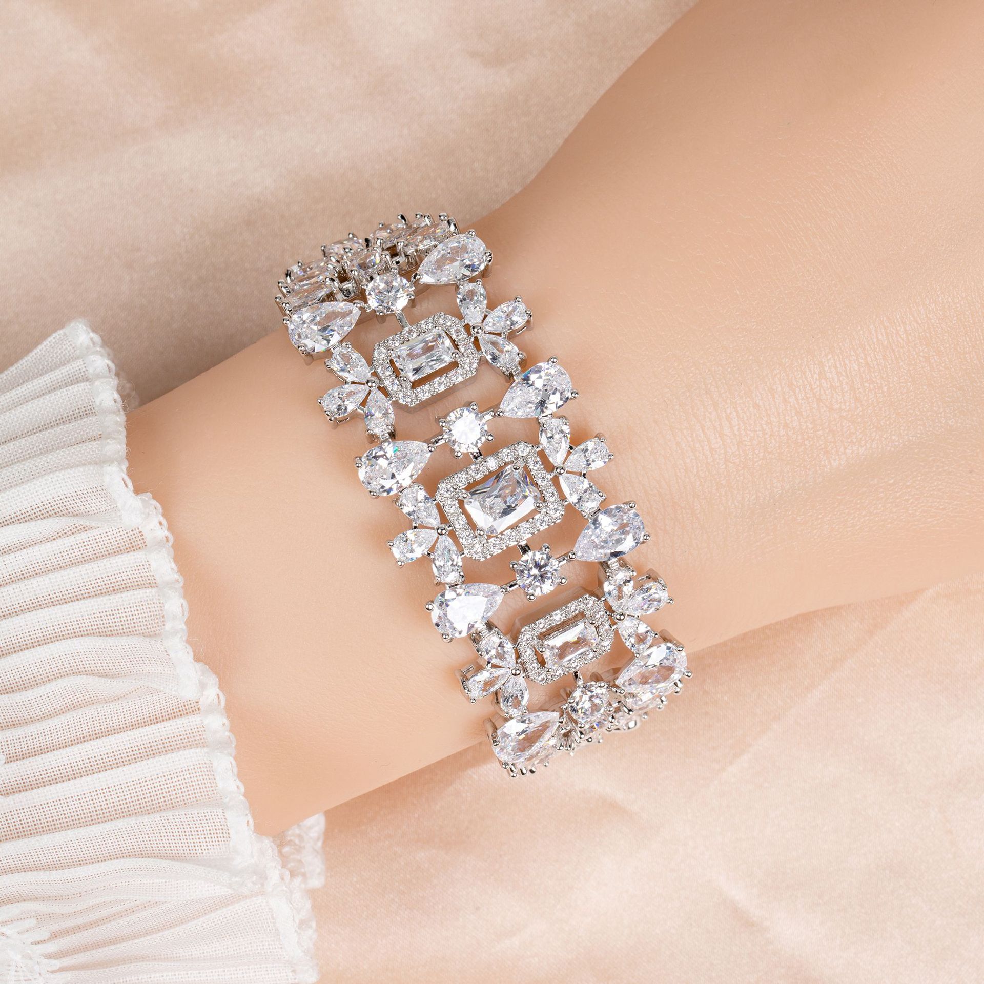 New elegant zircon bracelet