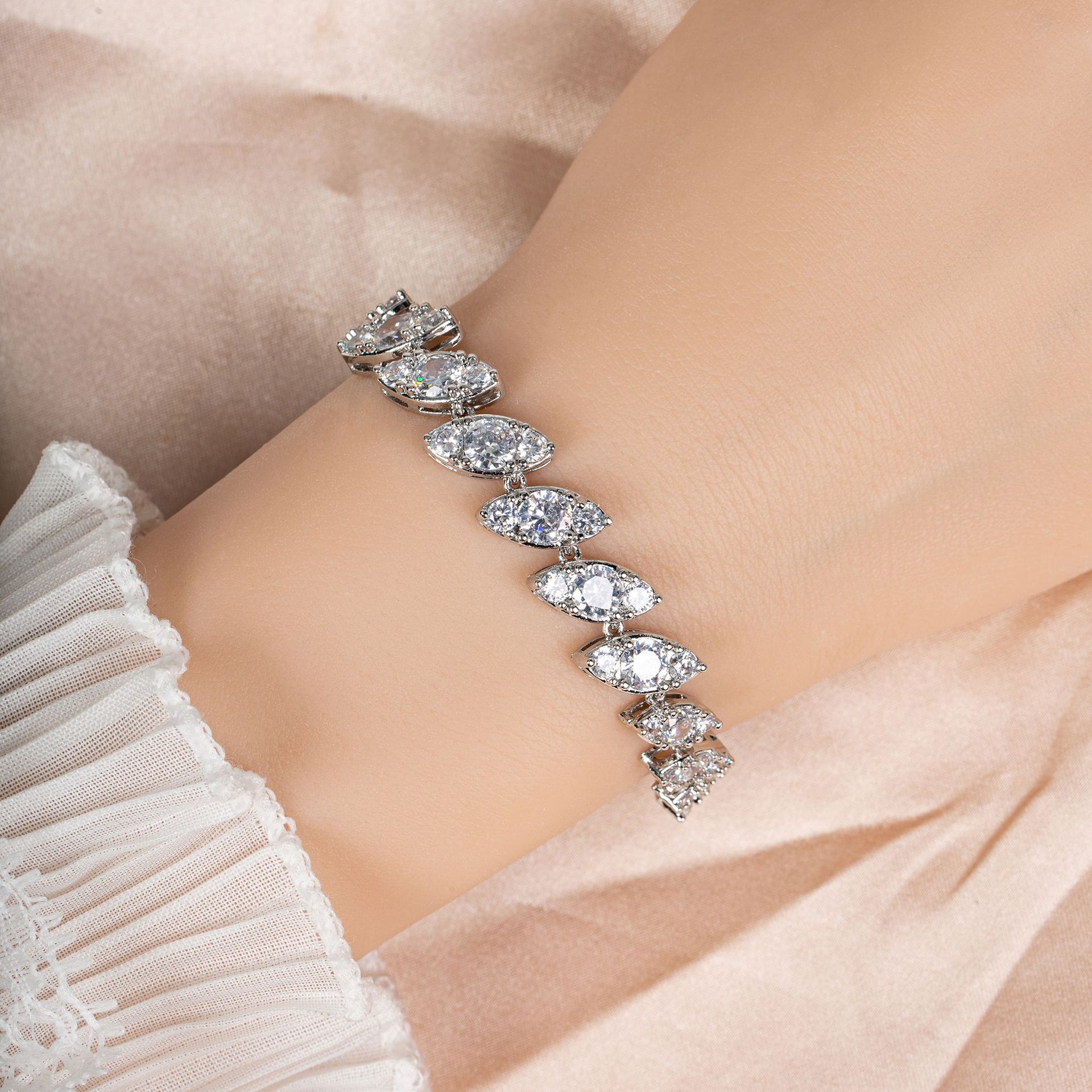 New zircon bracelet suitable for wedding