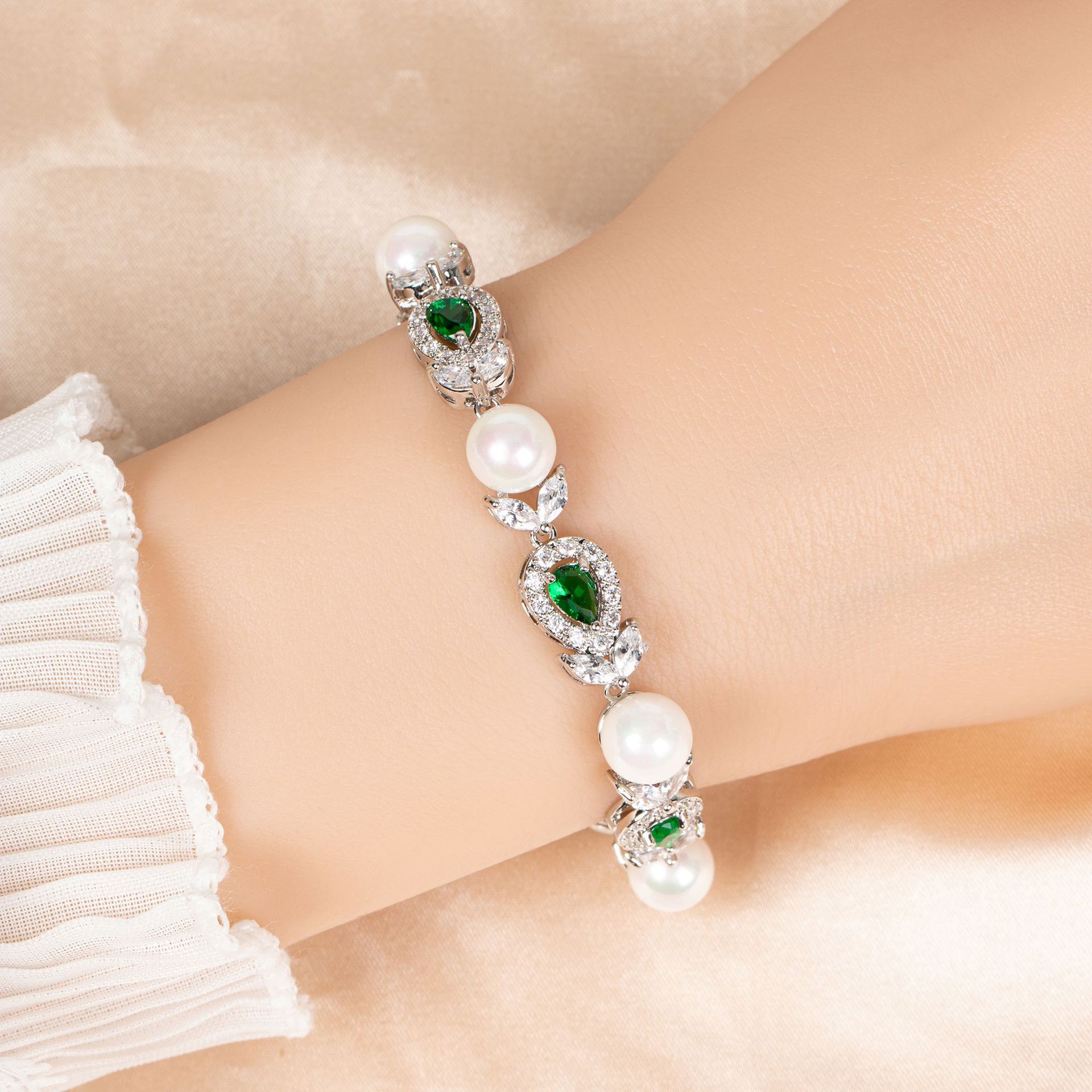 New elegant and beautiful zircon bracelet
