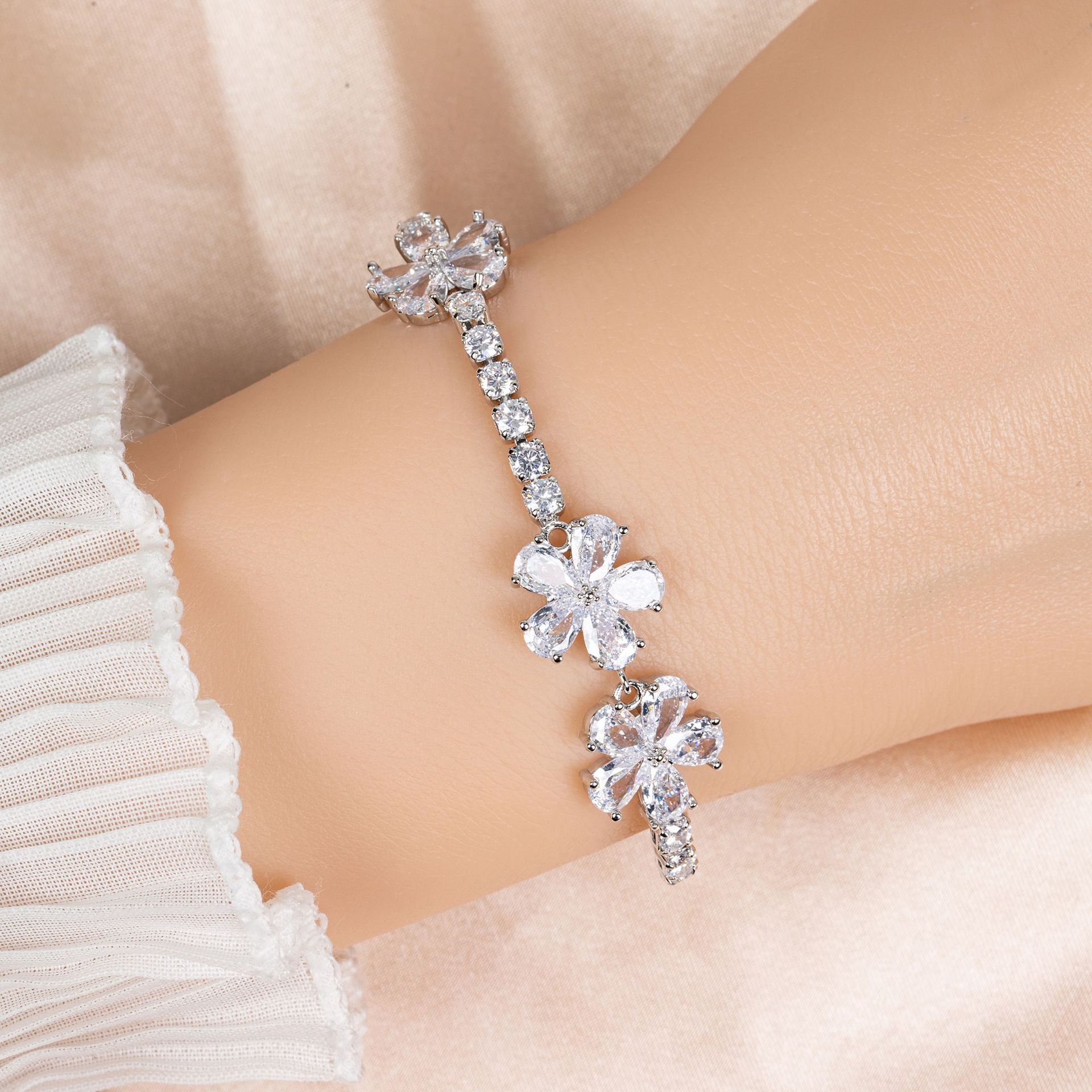 New simple flower-shaped zircon bracelet