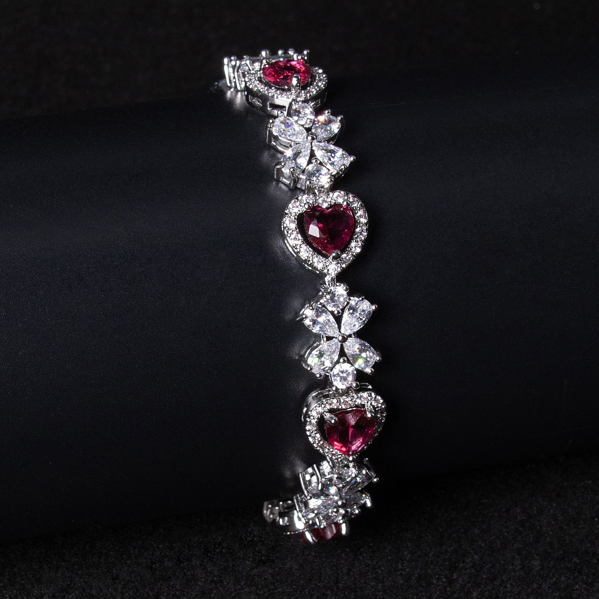 New heart-shaped zircon bracelet
