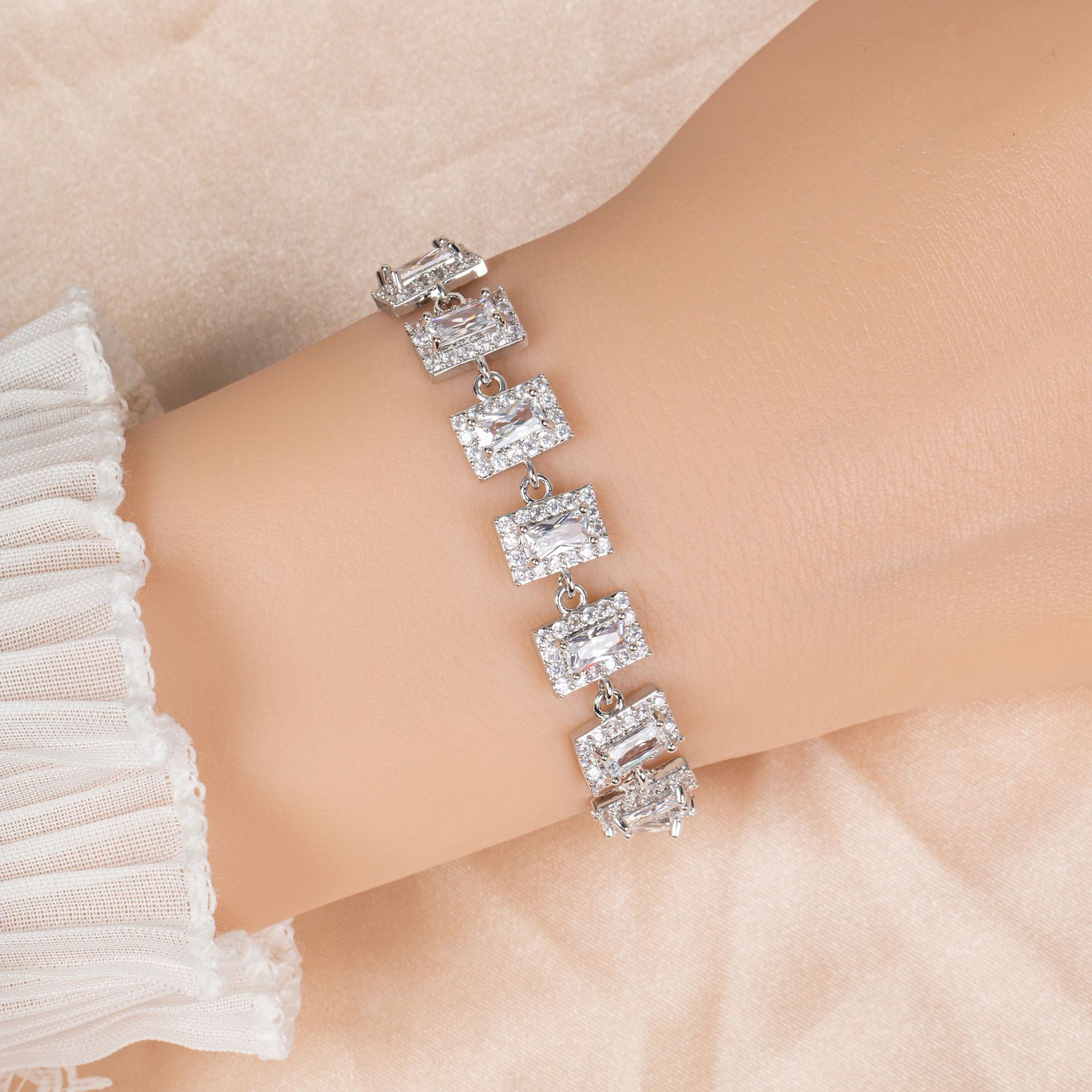 New elegant high quality zircon bracelet