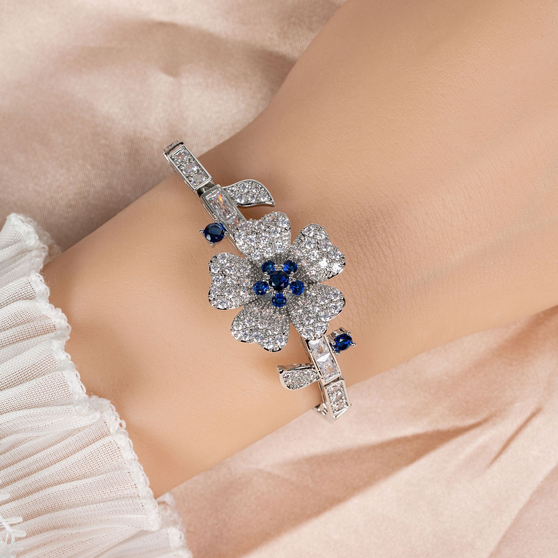 New creative flower zircon bracelet