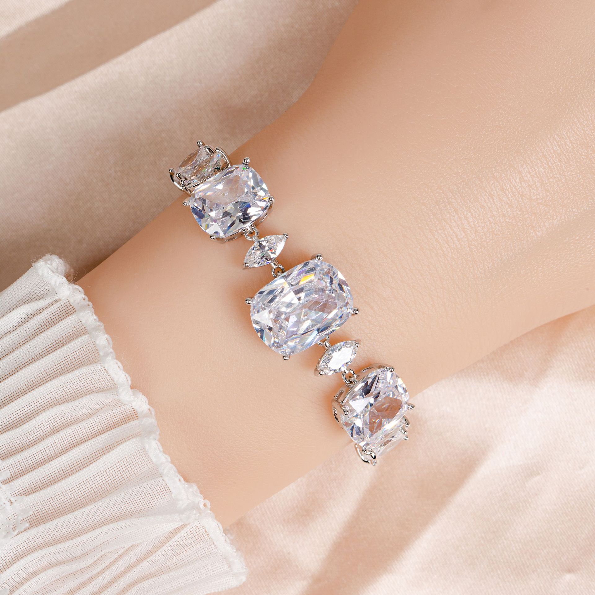 New zircon bracelet suitable for parties