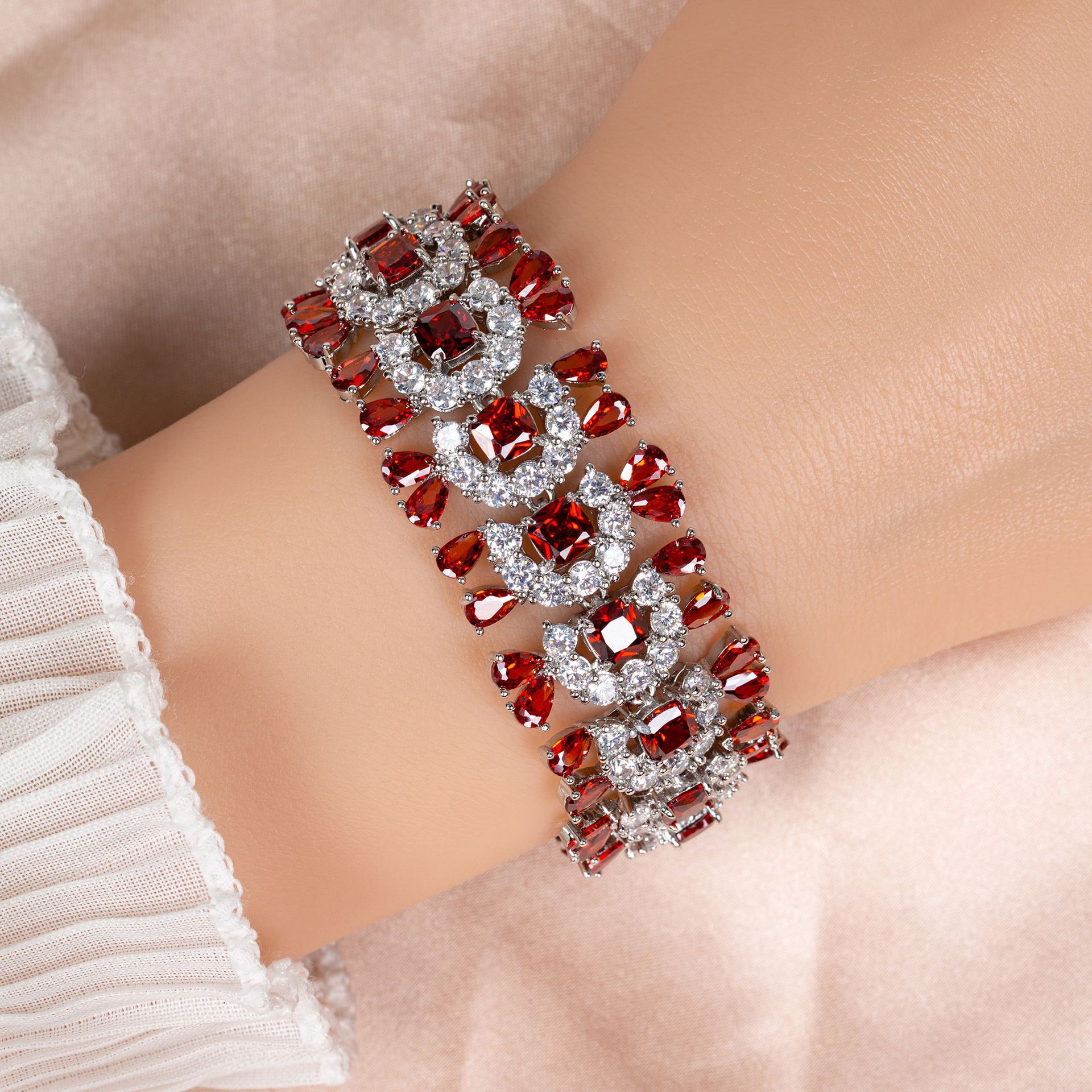 New elegant and noble zircon bracelet