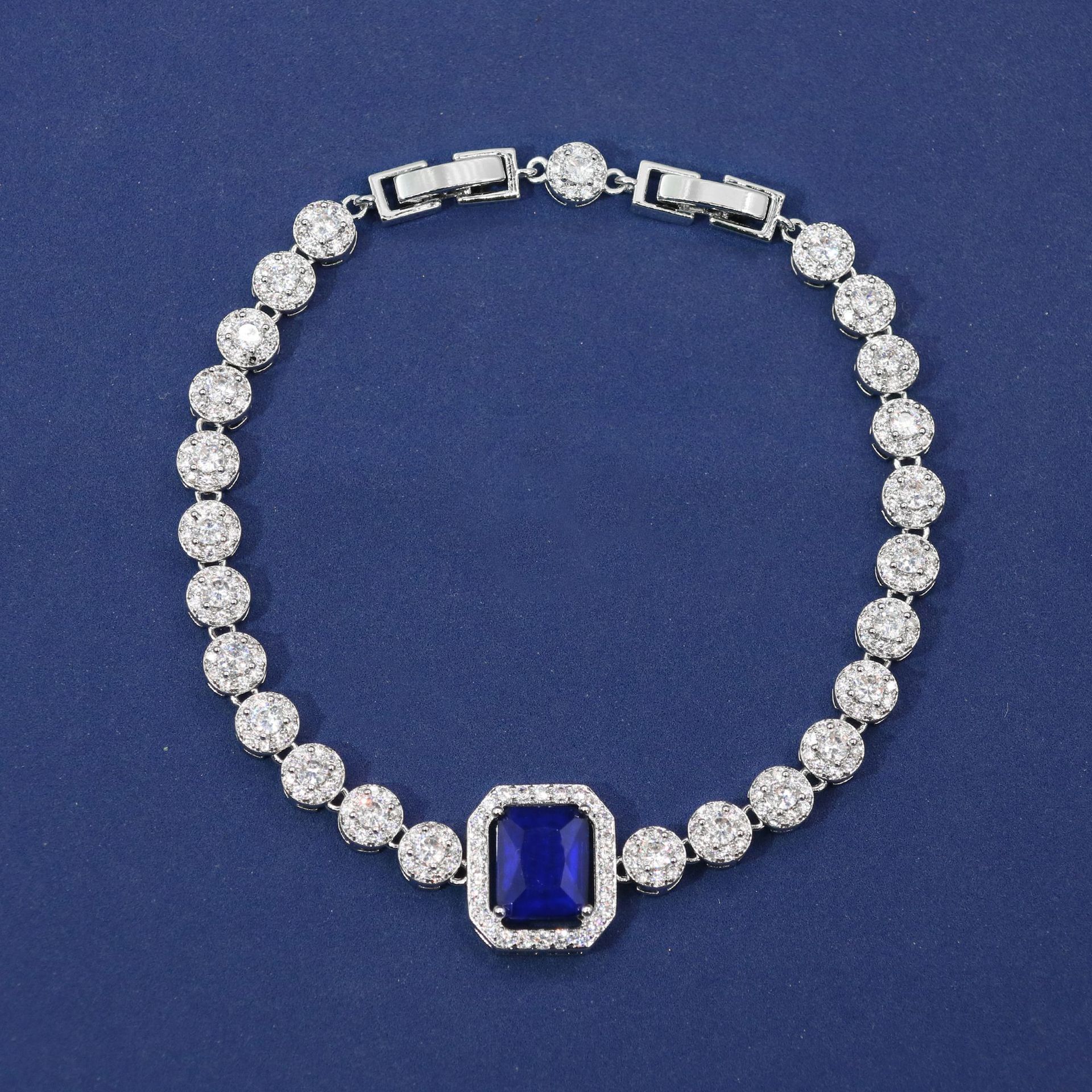 New elegant and noble zircon bracelet