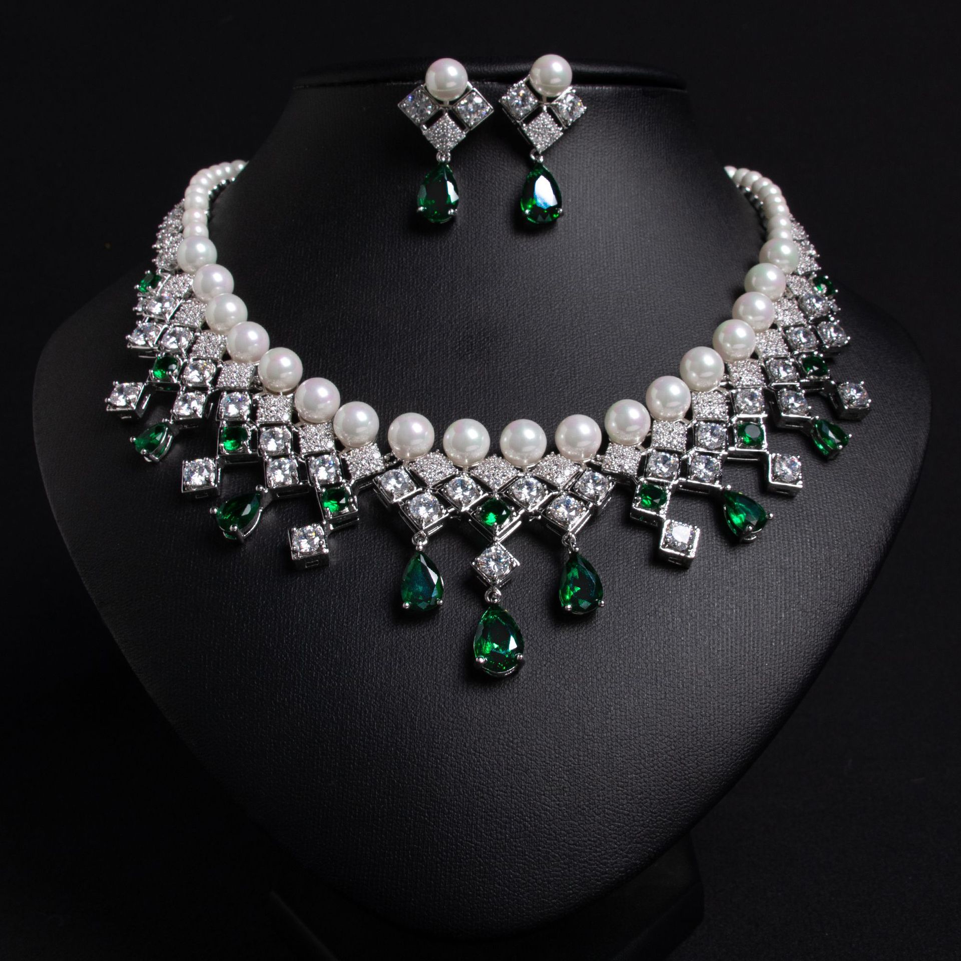 Elegant Pearl and Emerald Jewelry Set