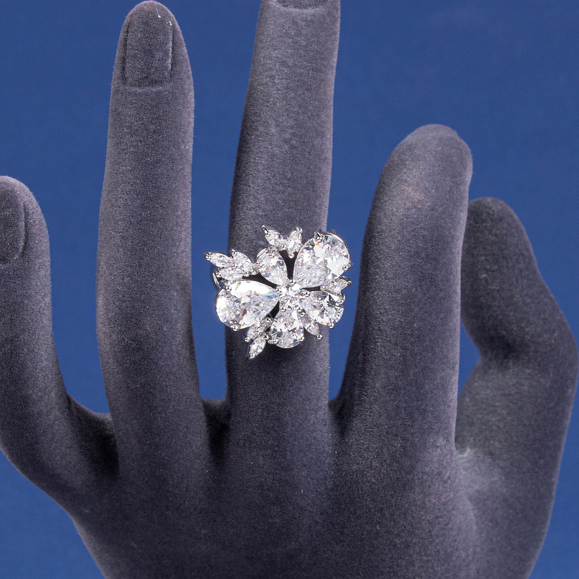 New creative floral zircon ring