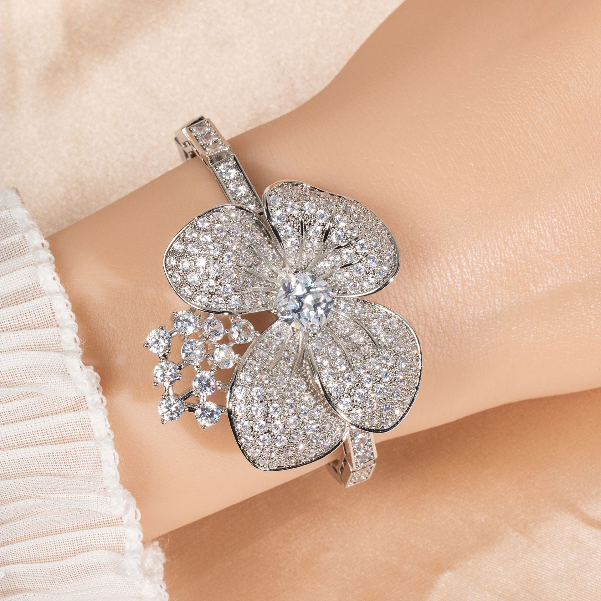 New elegant floral zircon bracelet