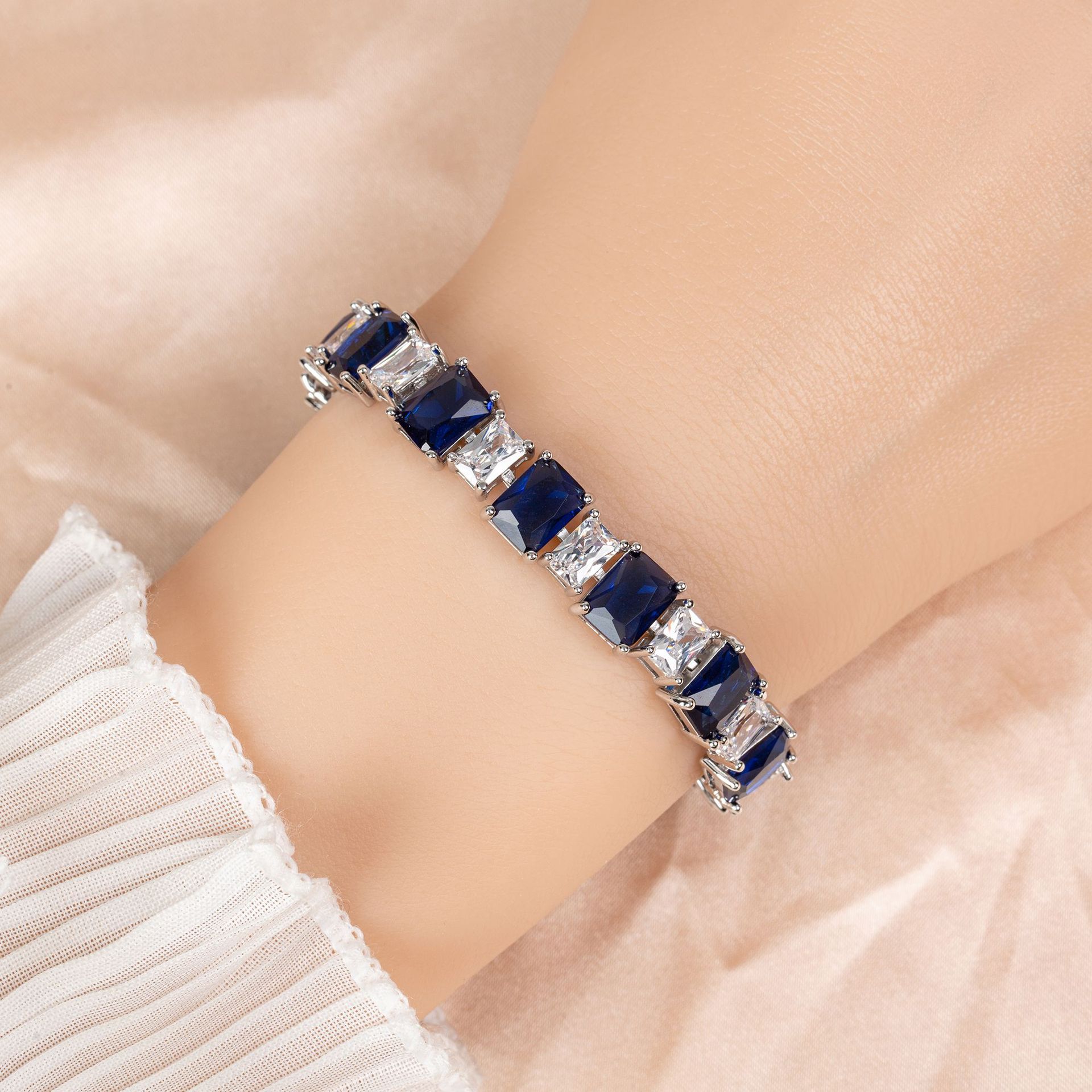 New elegant zircon bracelet