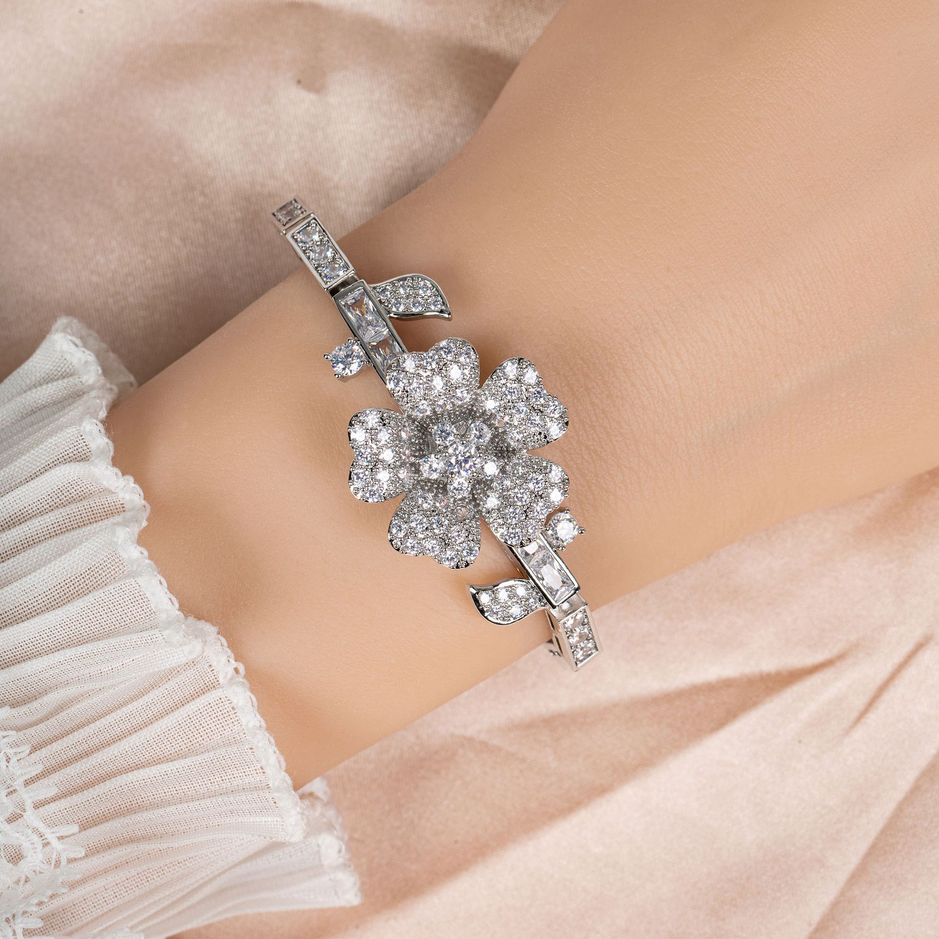 New creative flower zircon bracelet