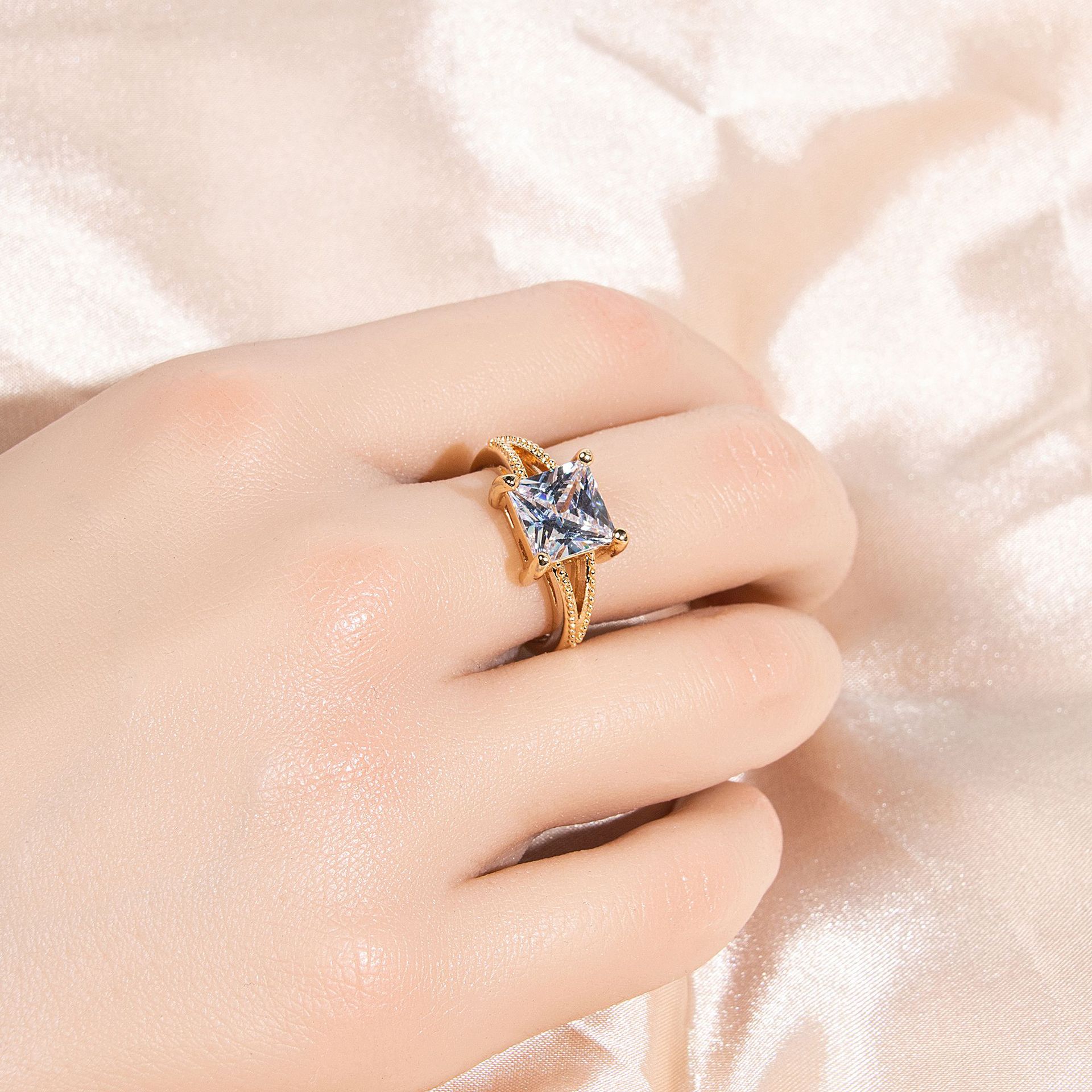 New high quality simple zircon ring