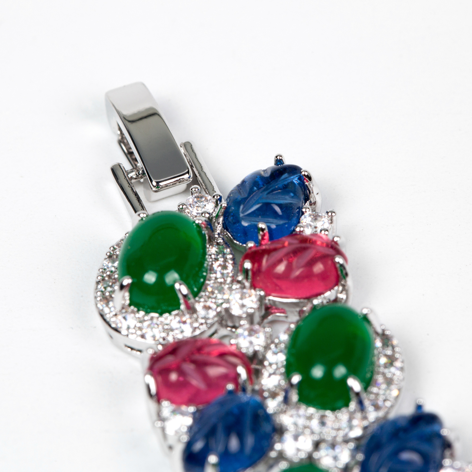 New leaf-shaped zircon bracelet