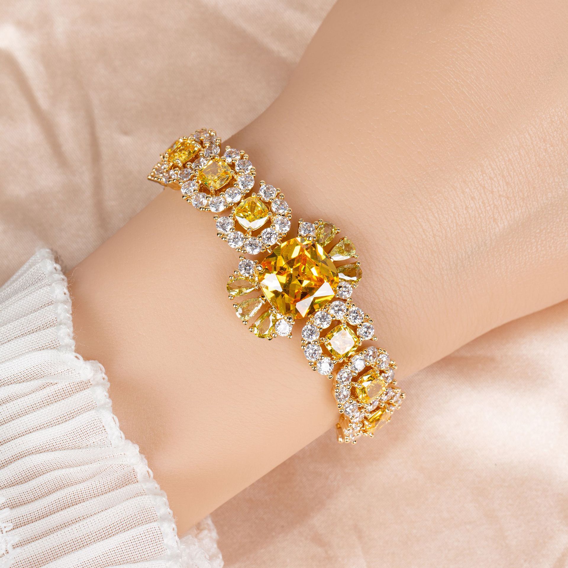 New elegant and beautiful zircon bracelet