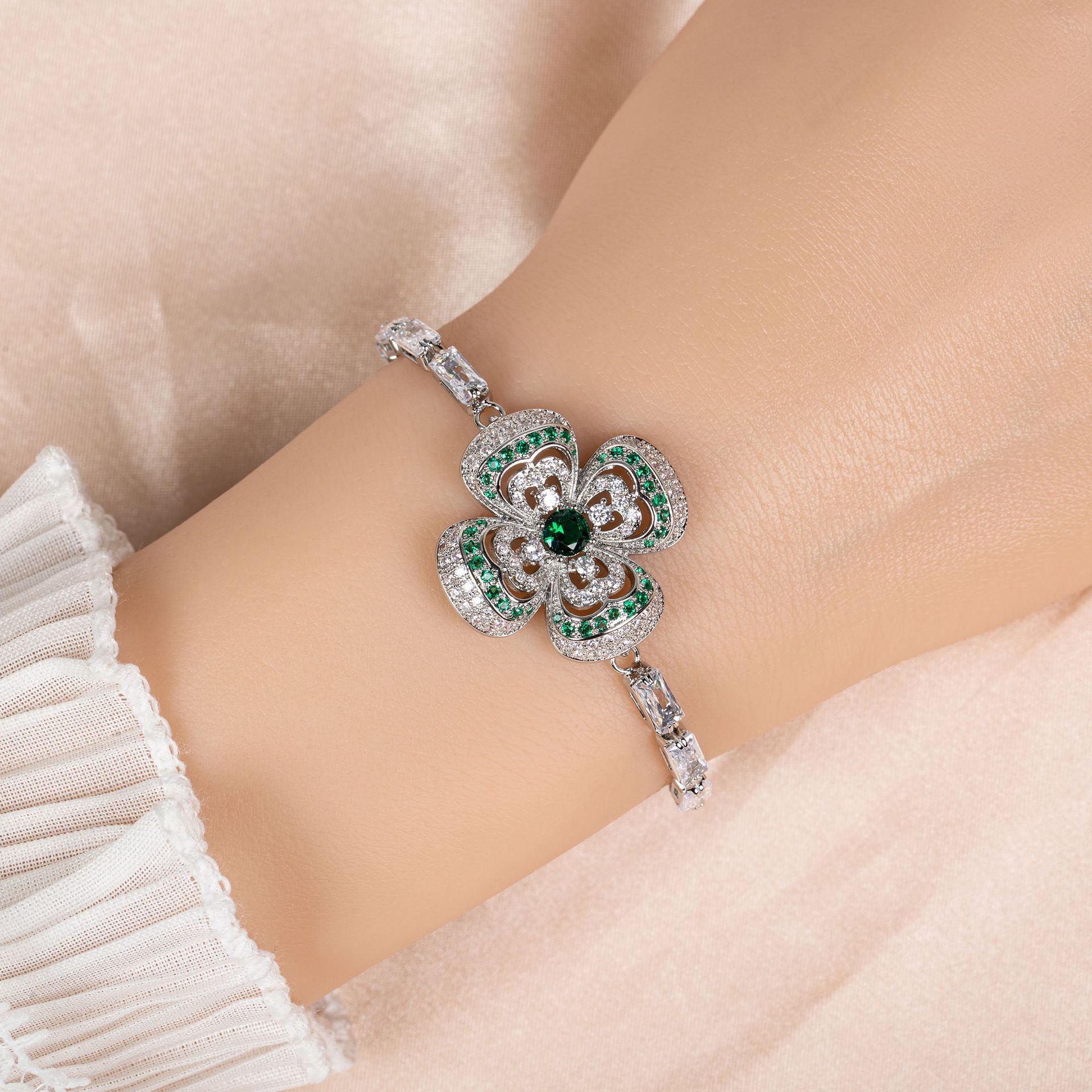 New flower-shaped zircon bracelet