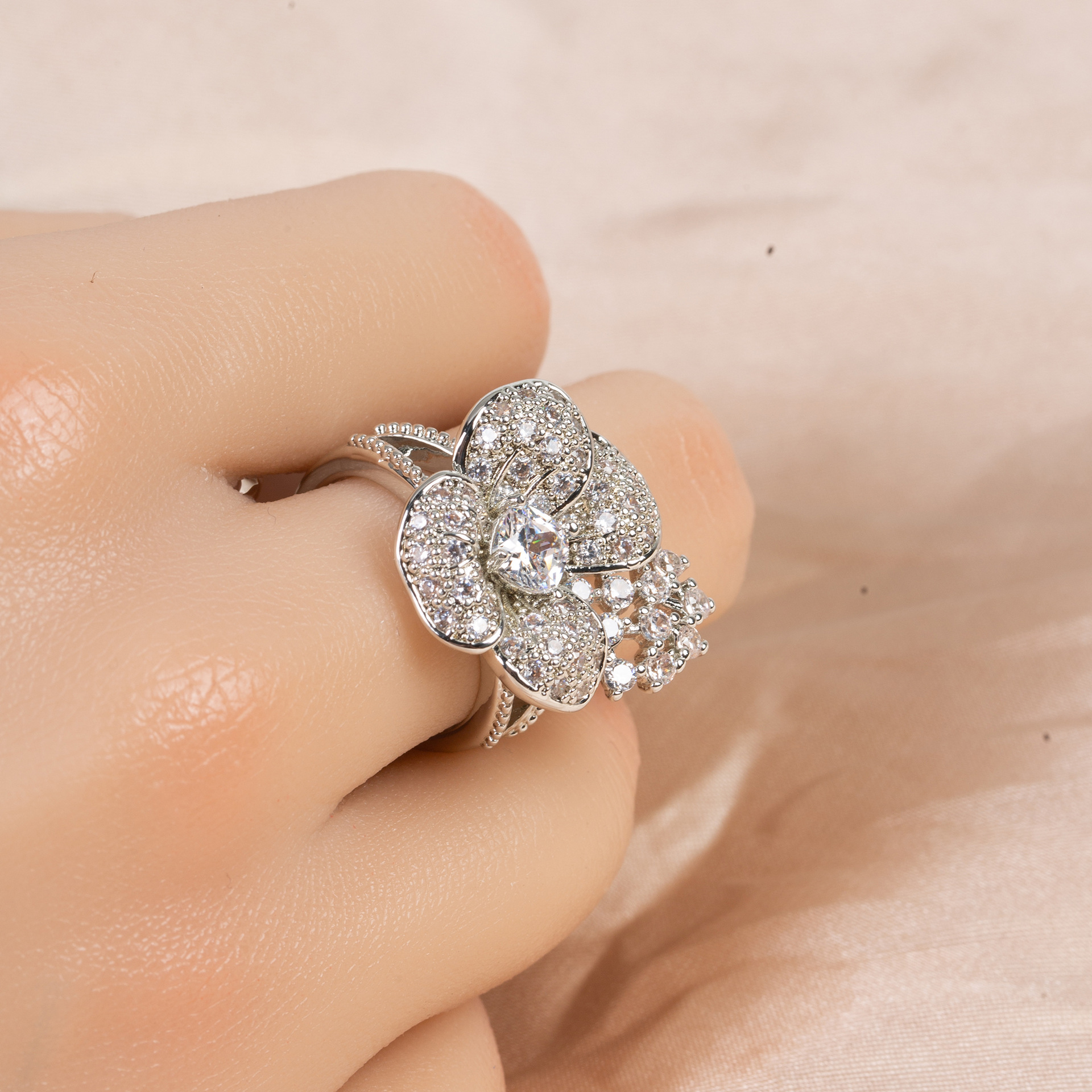 New creative floral zircon ring