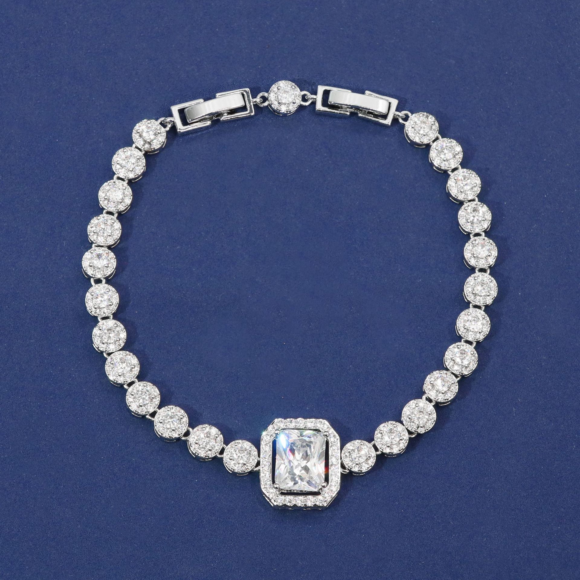 New elegant and noble zircon bracelet
