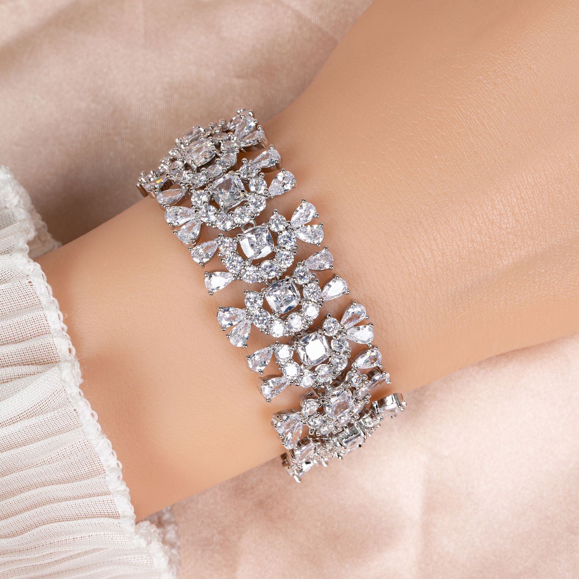 New elegant and noble zircon bracelet