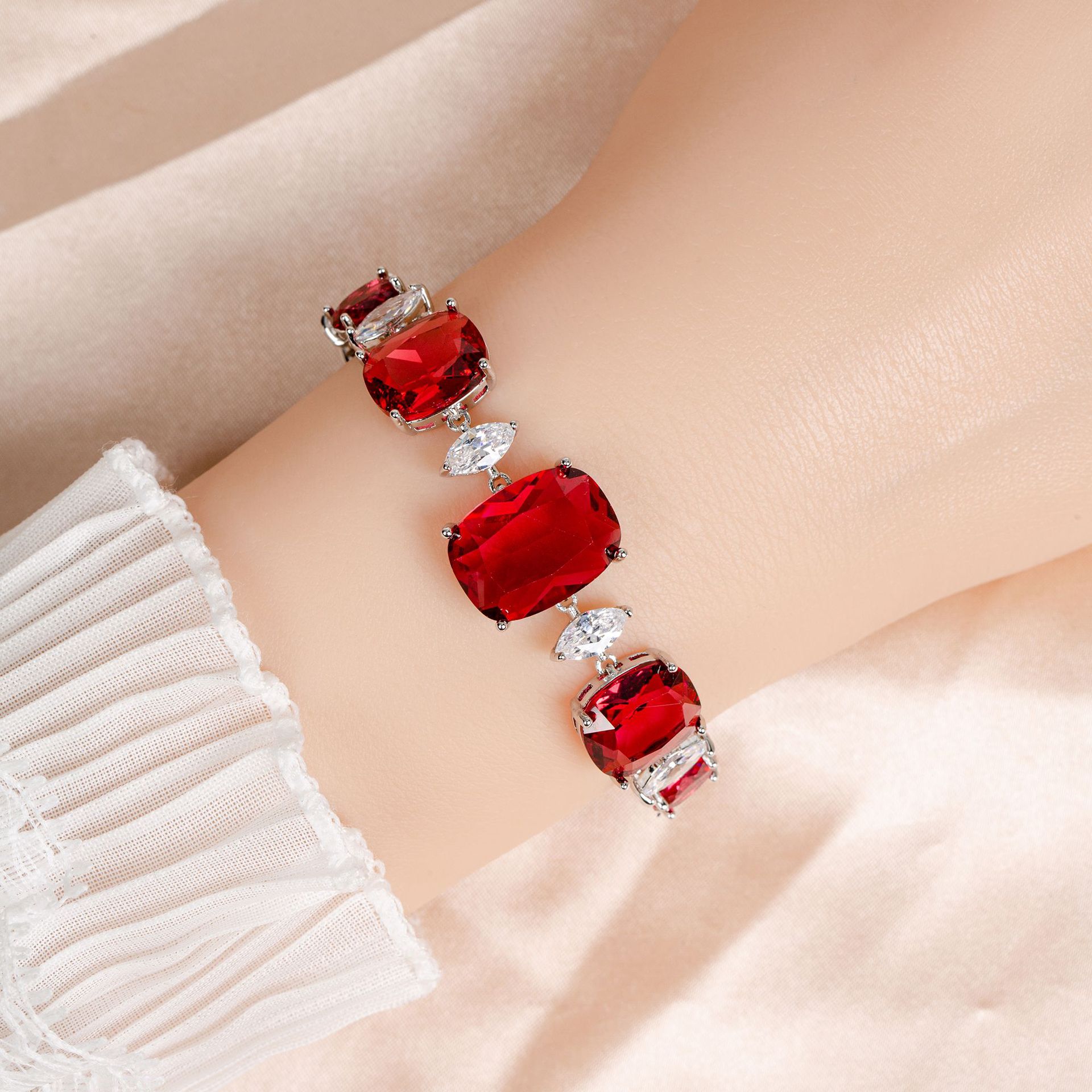 New zircon bracelet suitable for parties
