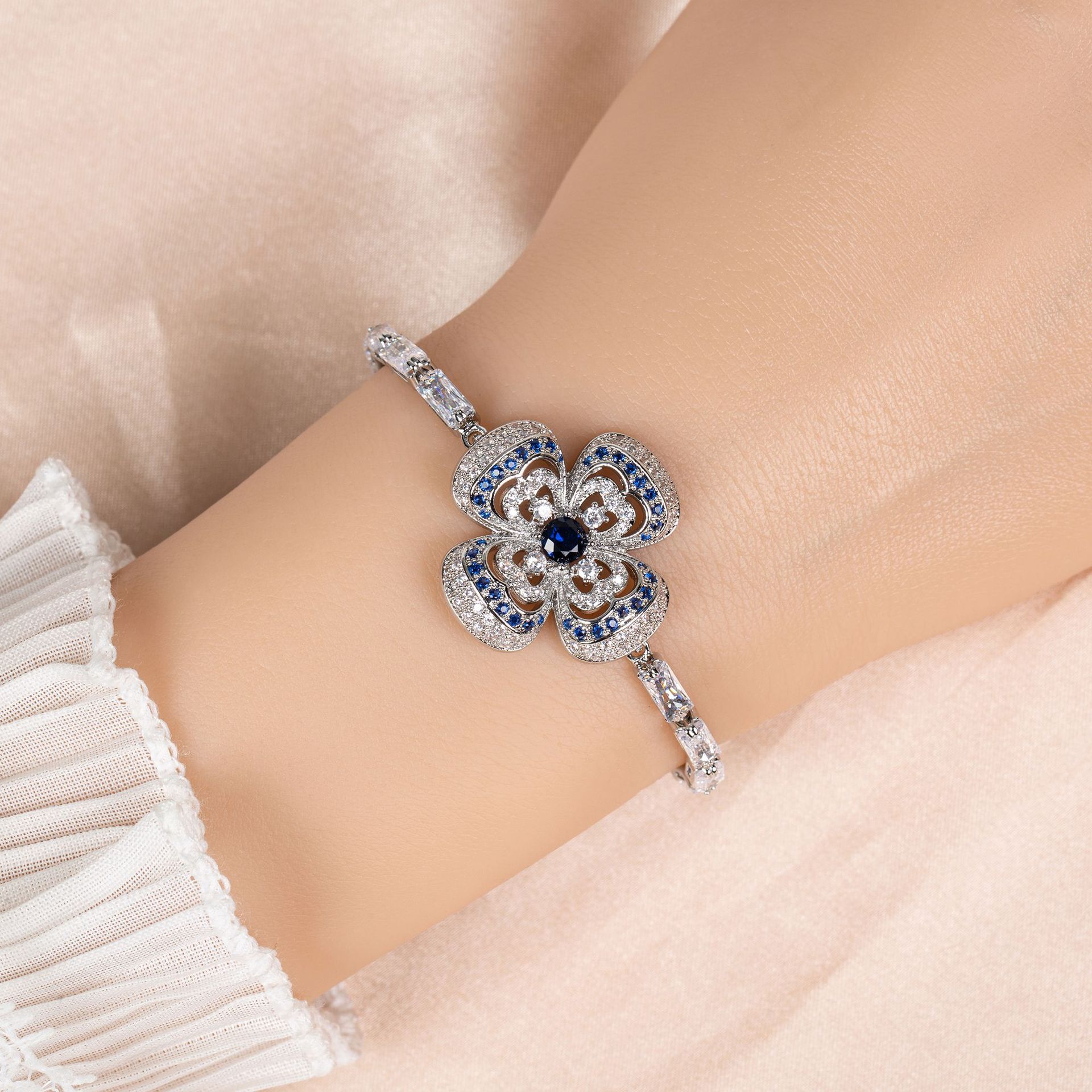 New flower-shaped zircon bracelet