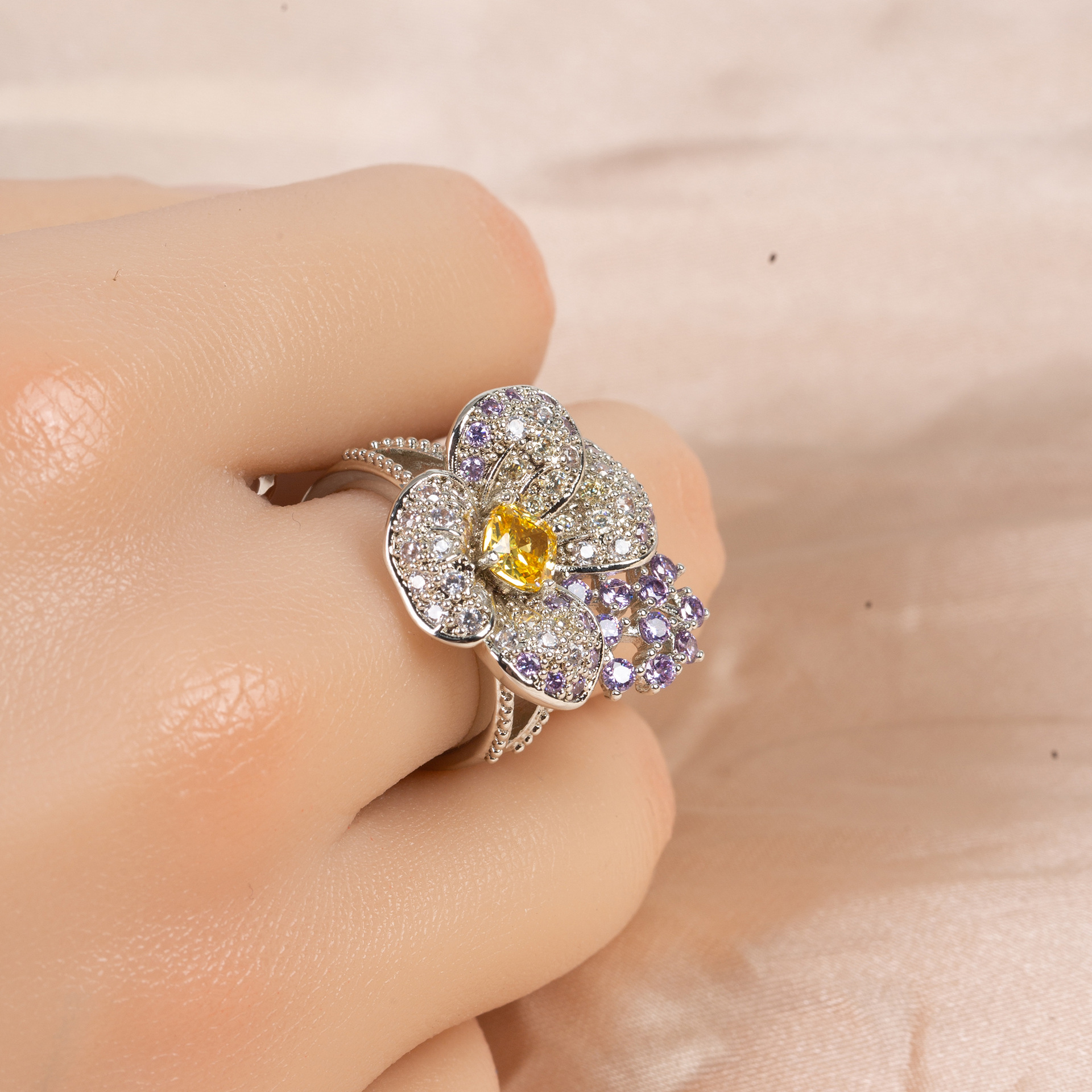 New creative floral zircon ring