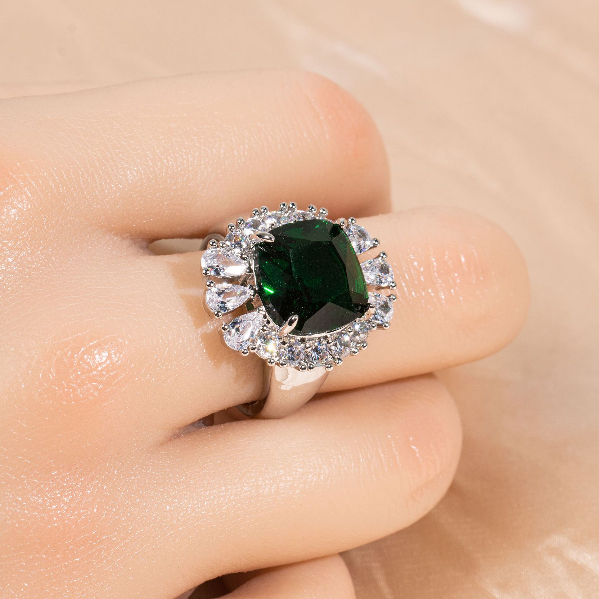 New high quality elegant zircon ring