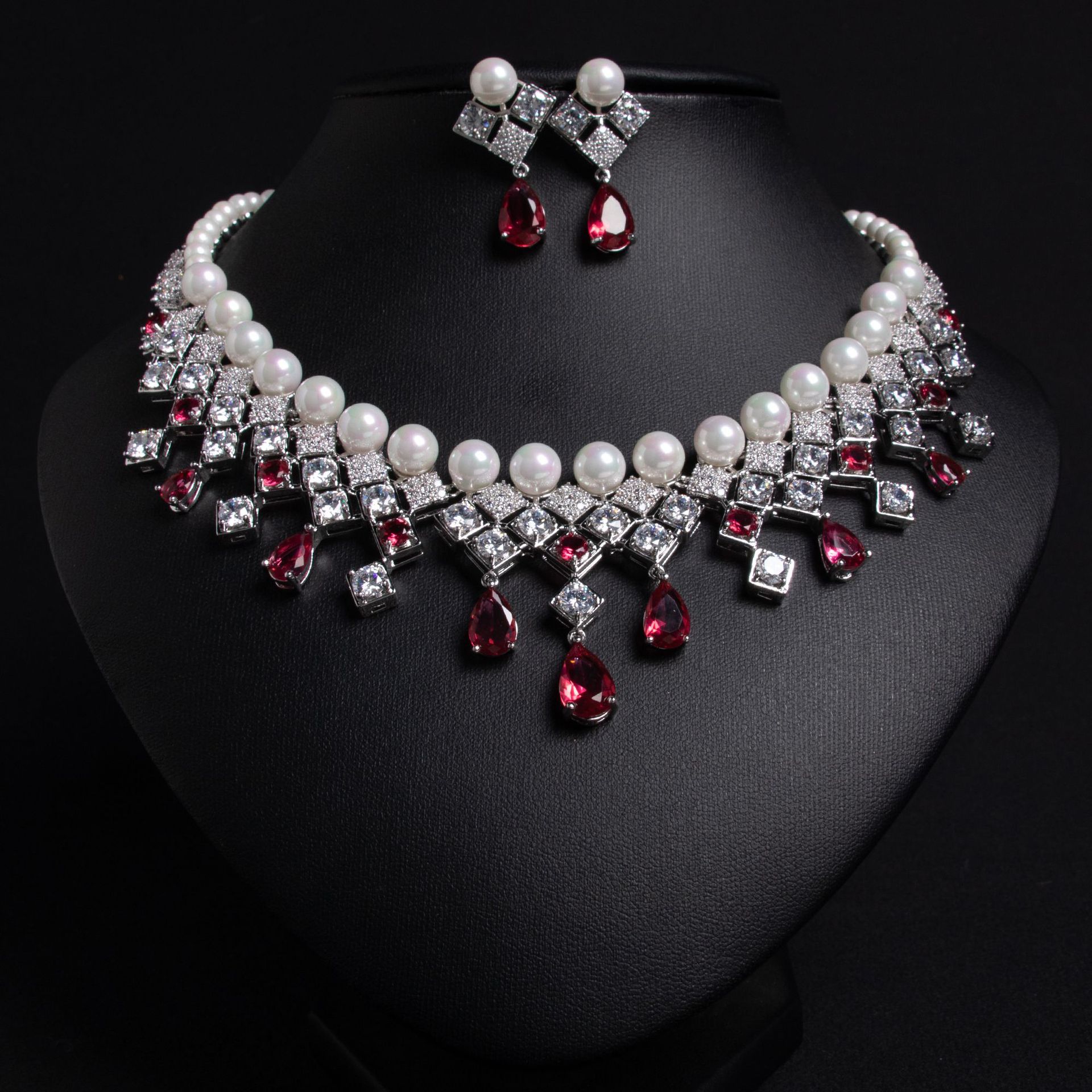 Elegant Pearl and Emerald Jewelry Set