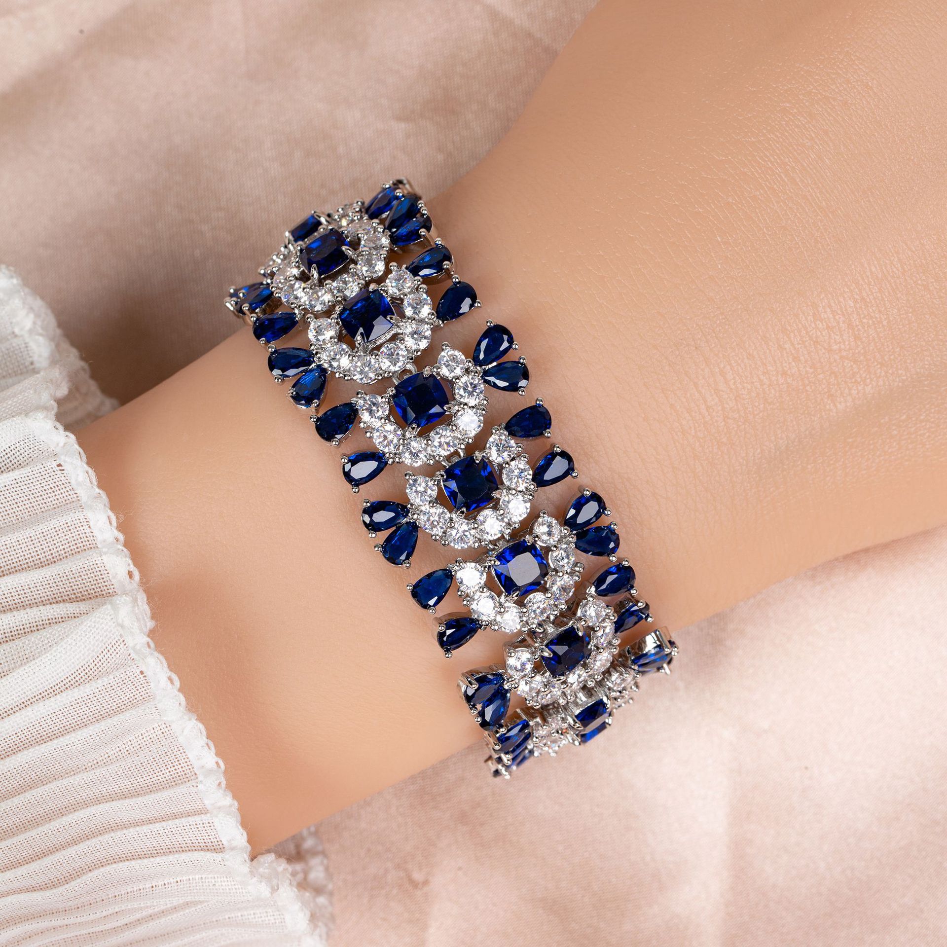 New elegant and noble zircon bracelet