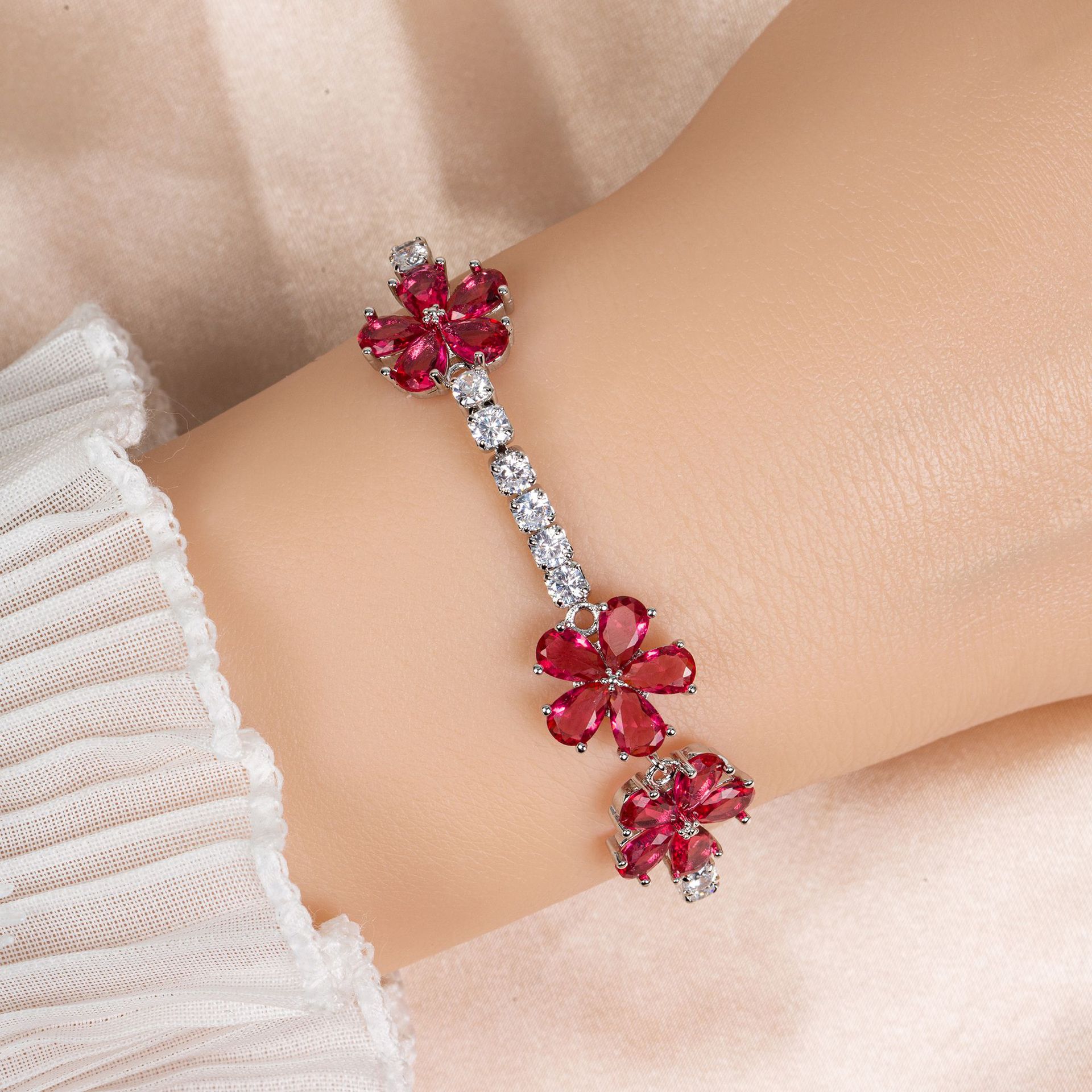 New simple flower-shaped zircon bracelet