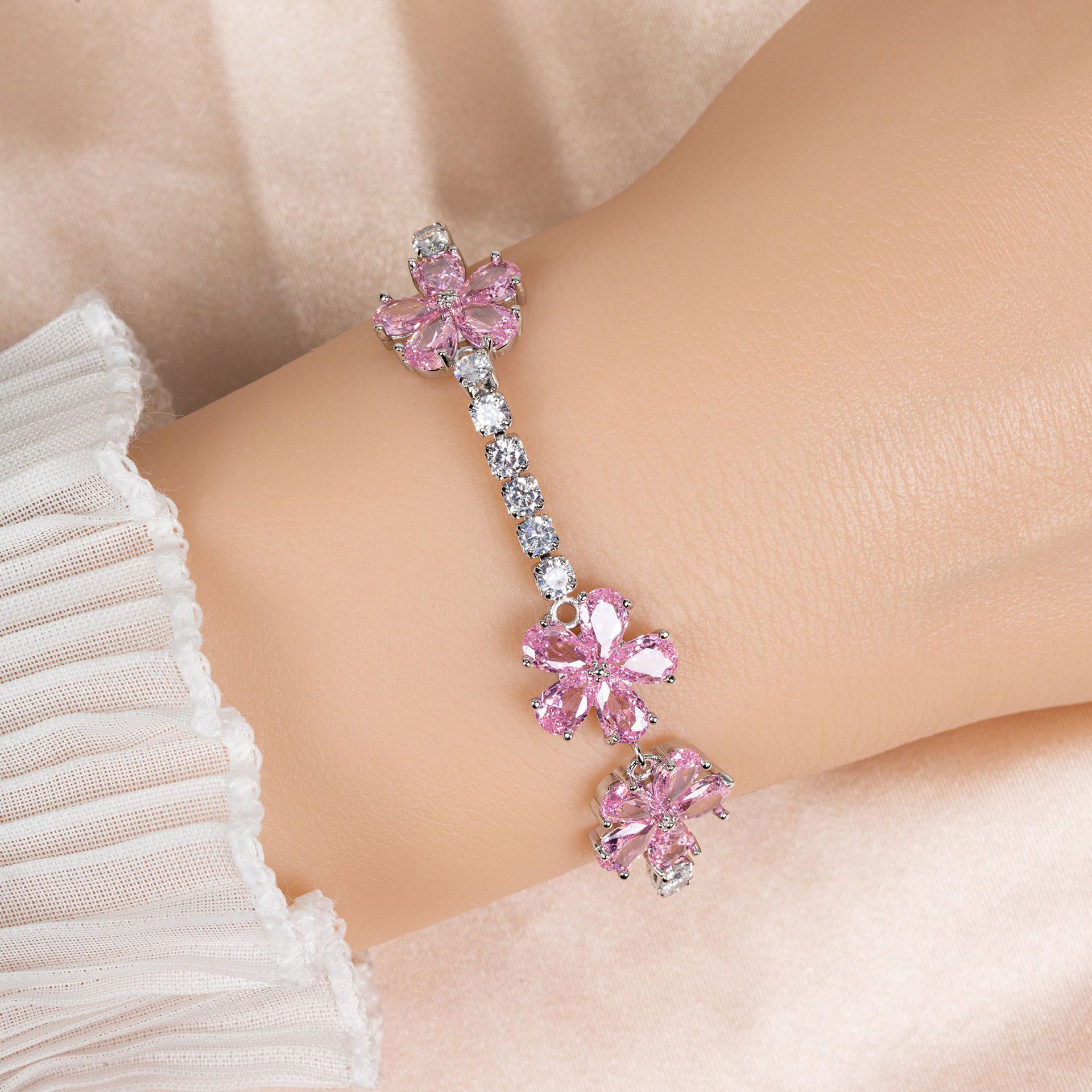 New simple flower-shaped zircon bracelet