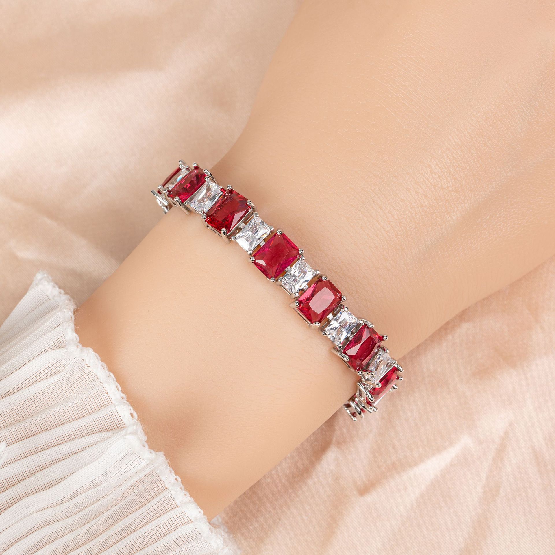 New elegant zircon bracelet