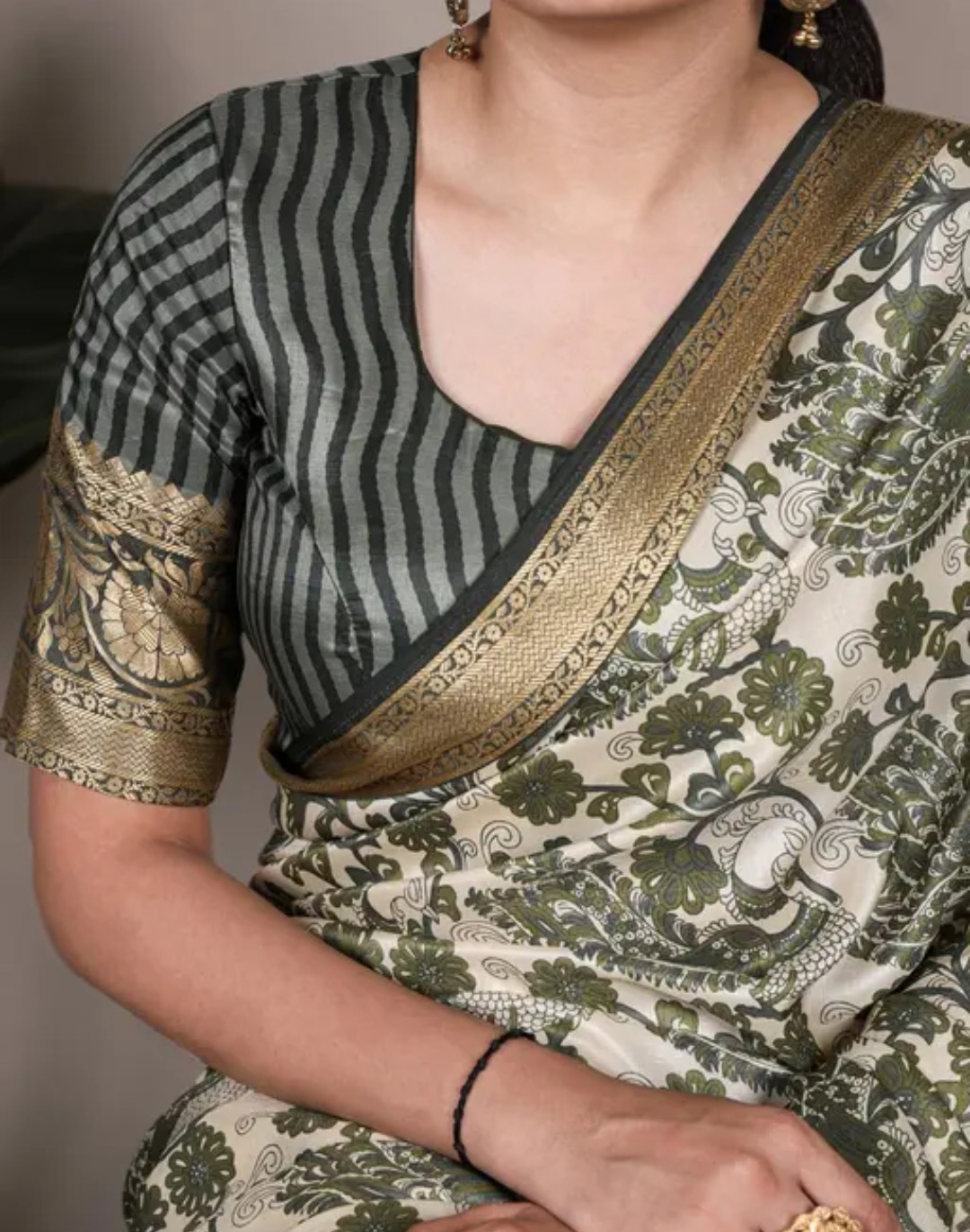 Tussar Silk Hand Woven Flower Motifs Zari Border Saree