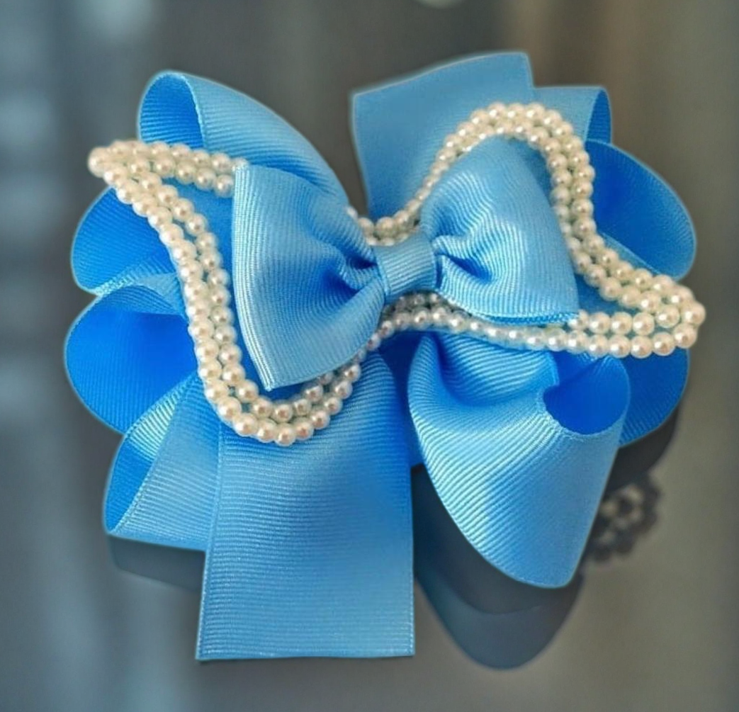 Laço azul com pérolas