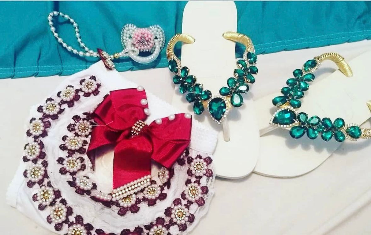 Sandálias decoradas com pedras