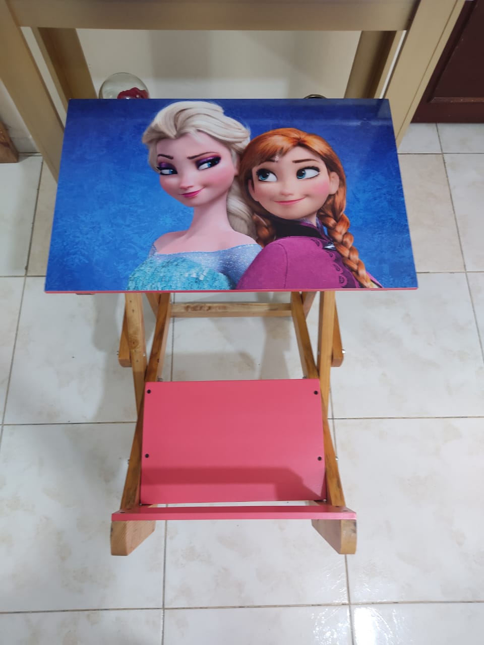 Mesa tipo pupitre escolar temática