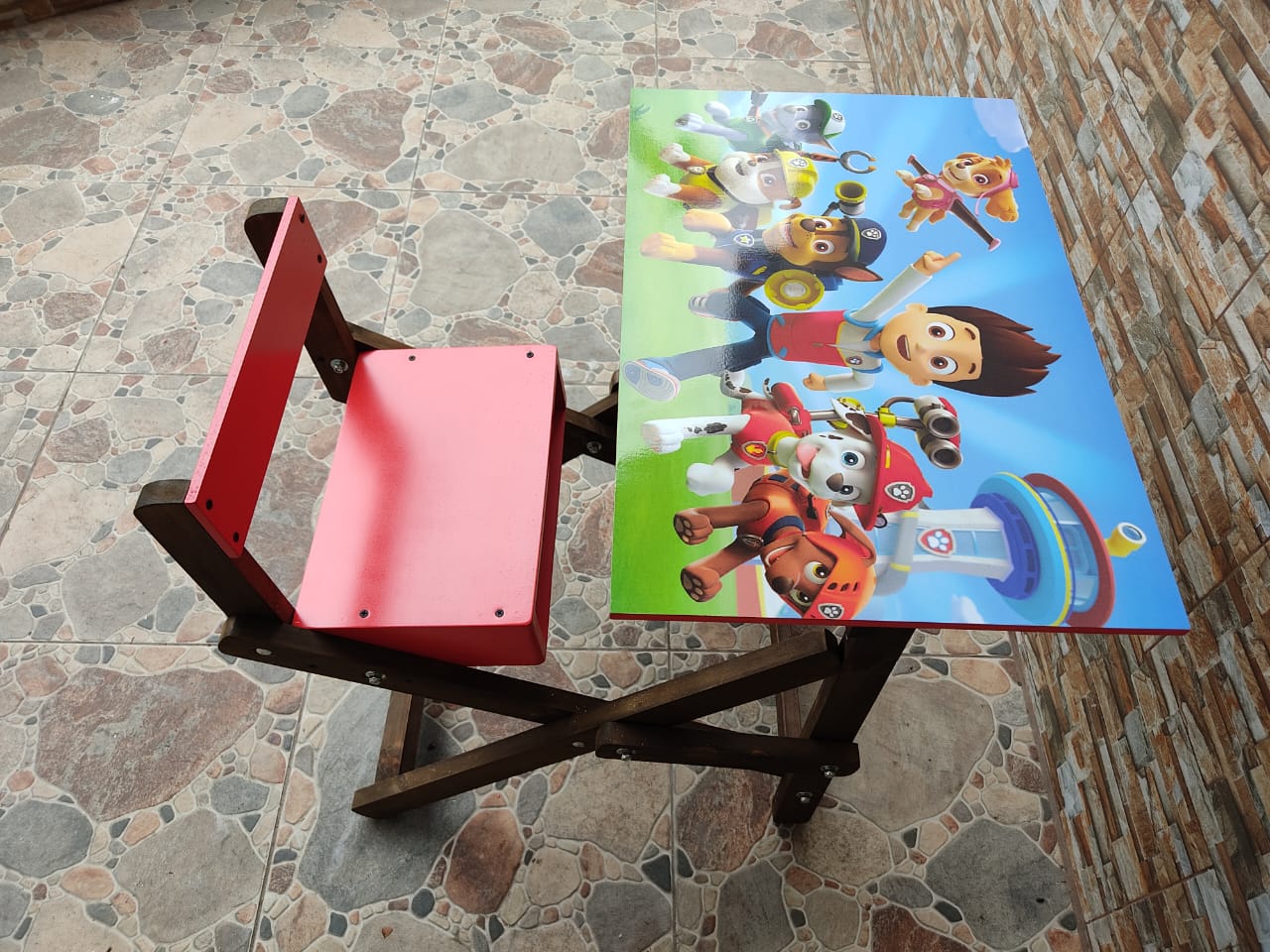 Mesa tipo pupitre escolar temática