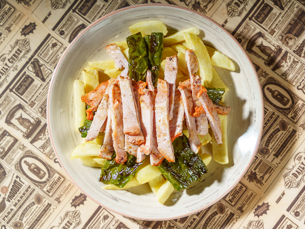 Bandeja de Lomo con Patatas fritas y Pimientos
