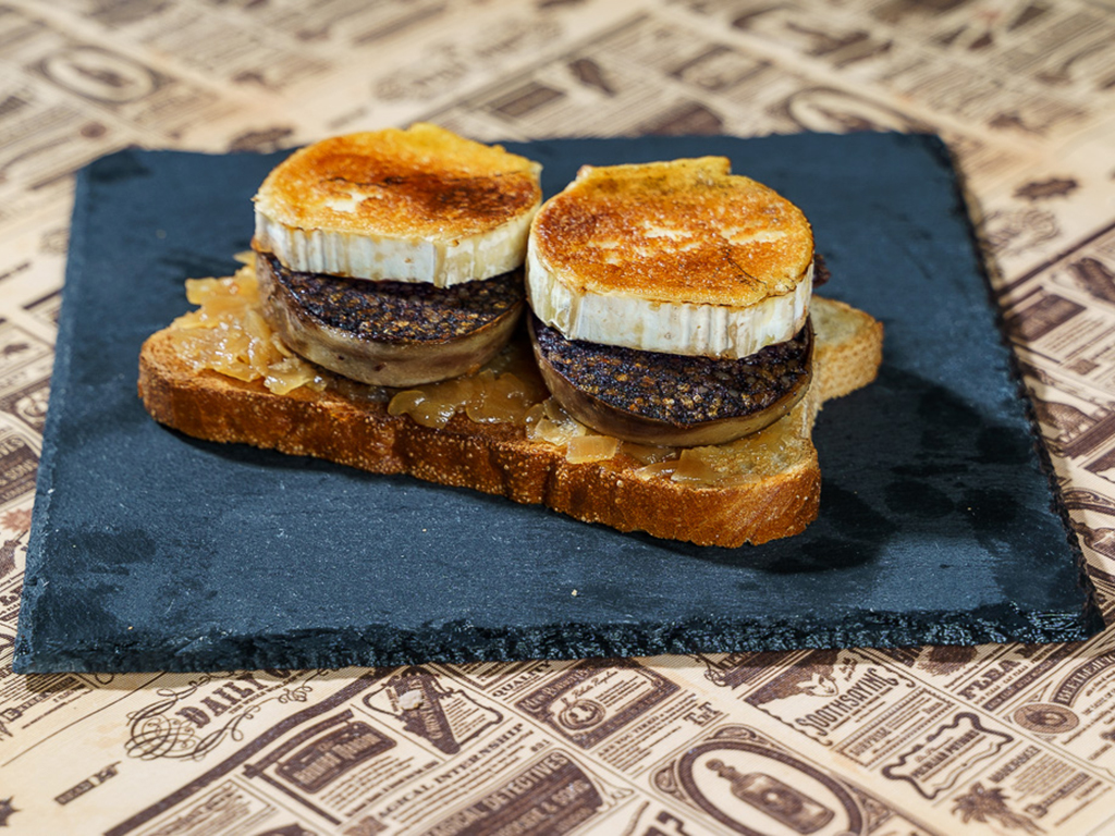 Morcilla, queso de cabra y cebolla caramelizada 