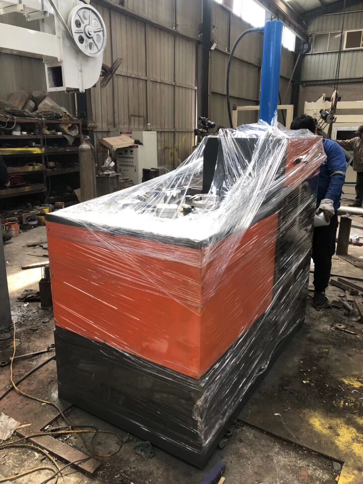 Hydraulic electric motor dismantling equipment