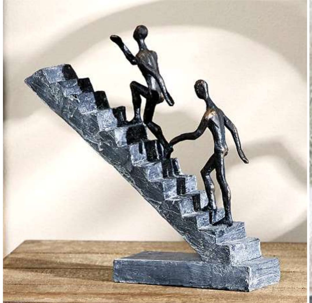 ESCULTURA DE HOMBRES SUBIENDO ESCALERA