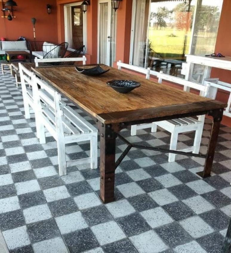 Mesa galería hierro ángulo con remaches estilo ferrocarril. Tapa madera intervenida, desbastada y laqueada.