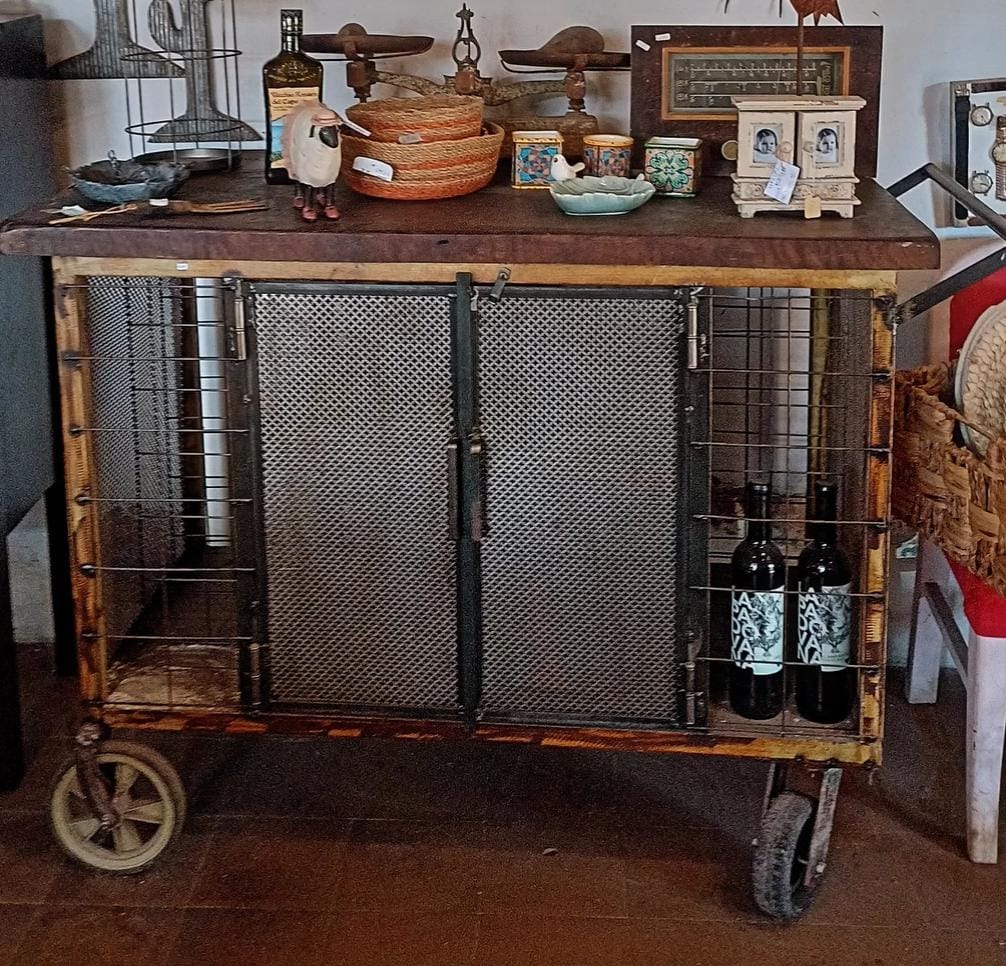 CARRITO BAR TAPA QUEBRACHO PUERTAS,  RUEDAS Y MANIJA.