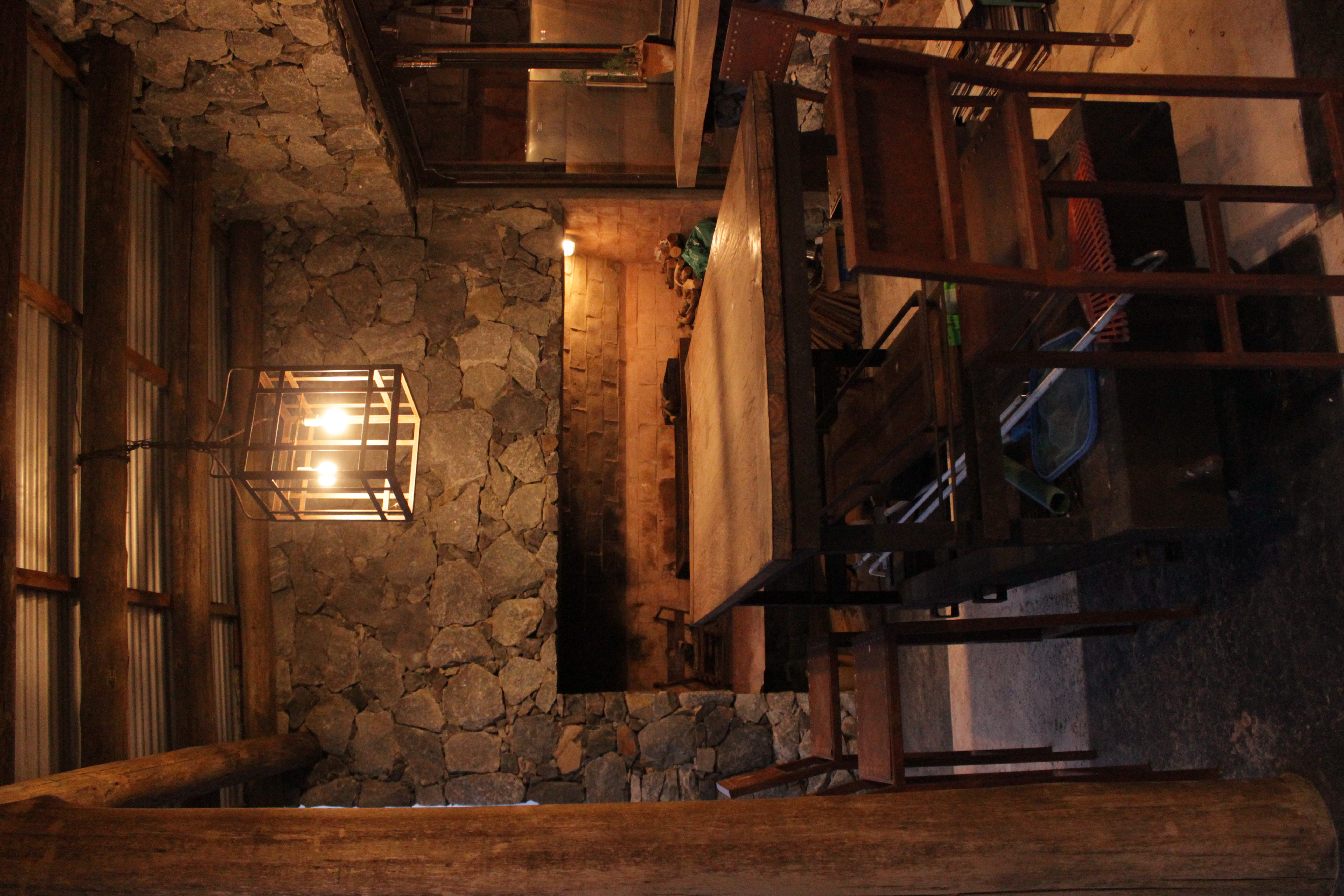 AMBIENTACIÓN: MESA BARRA, BANQUETAS DE MADERA Y HIEERO Y LÁMPARA TEJIDA DE HIEERO