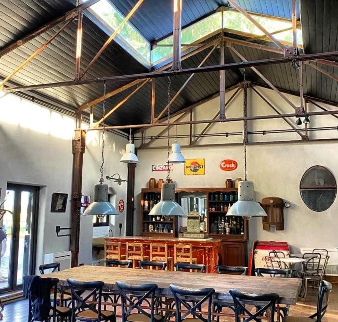 AMBIENTACIÓN BAR: BARRA, LÁMPARAS, SILLAS, BANQUETAS, CARTELES, ESPEJOS Y MÁS.