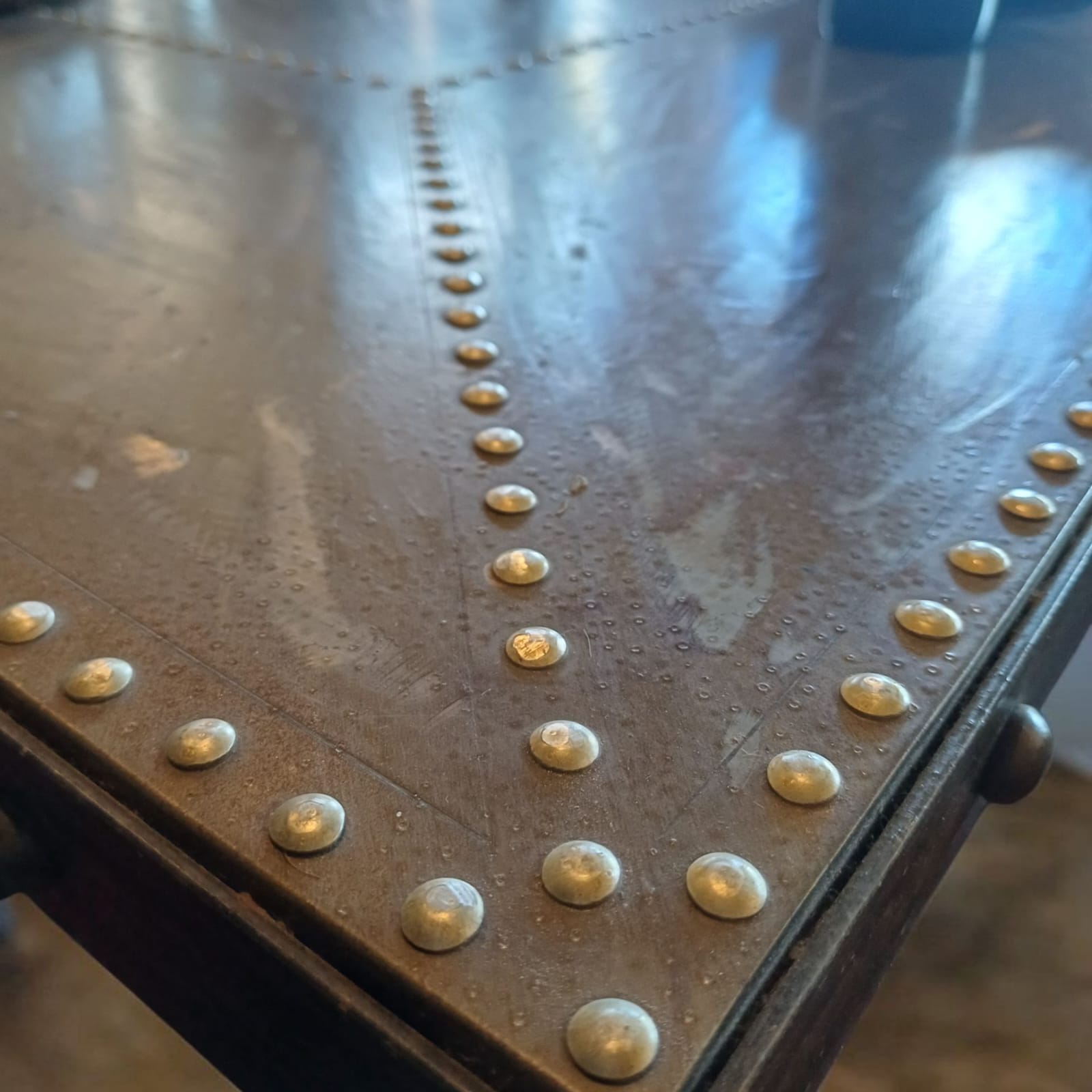 MESA CUADRADA TACHAS 