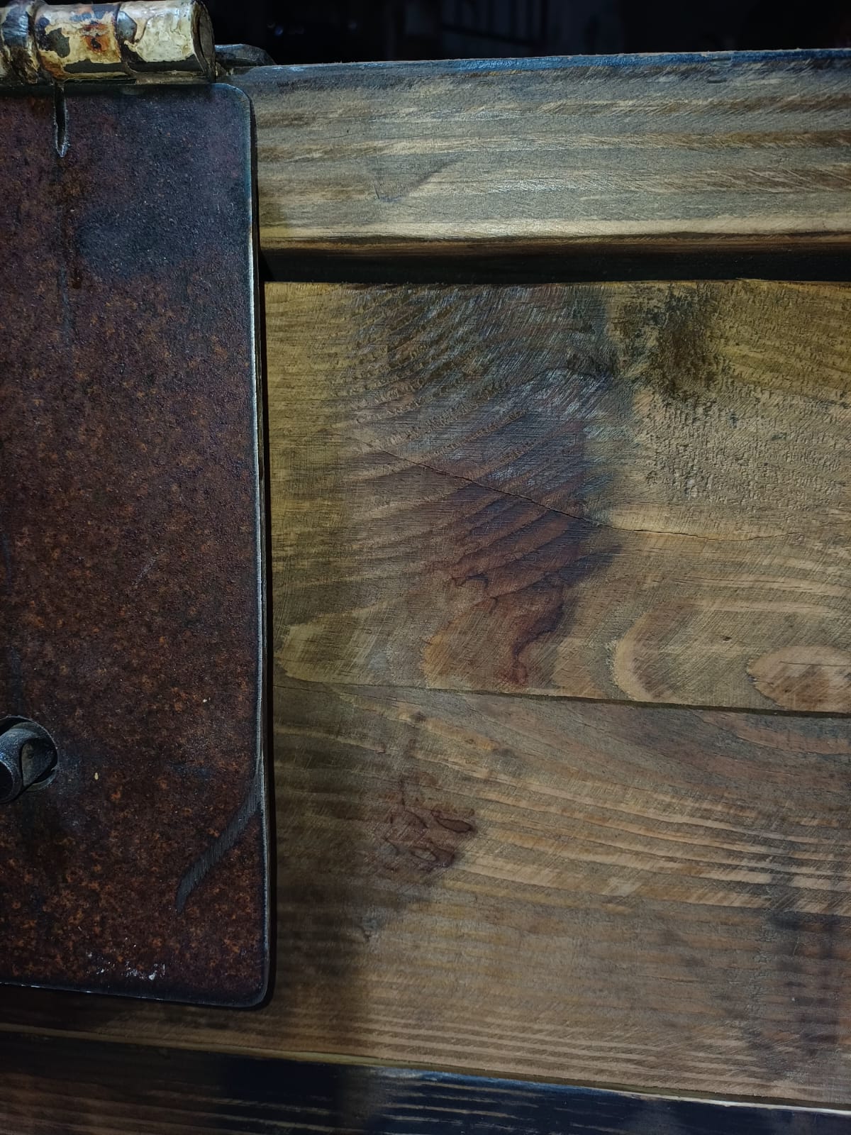 BAUL MESA RATONA MADERA RUSTICA CON MANIJAS DE HIERRO. 57X94X55