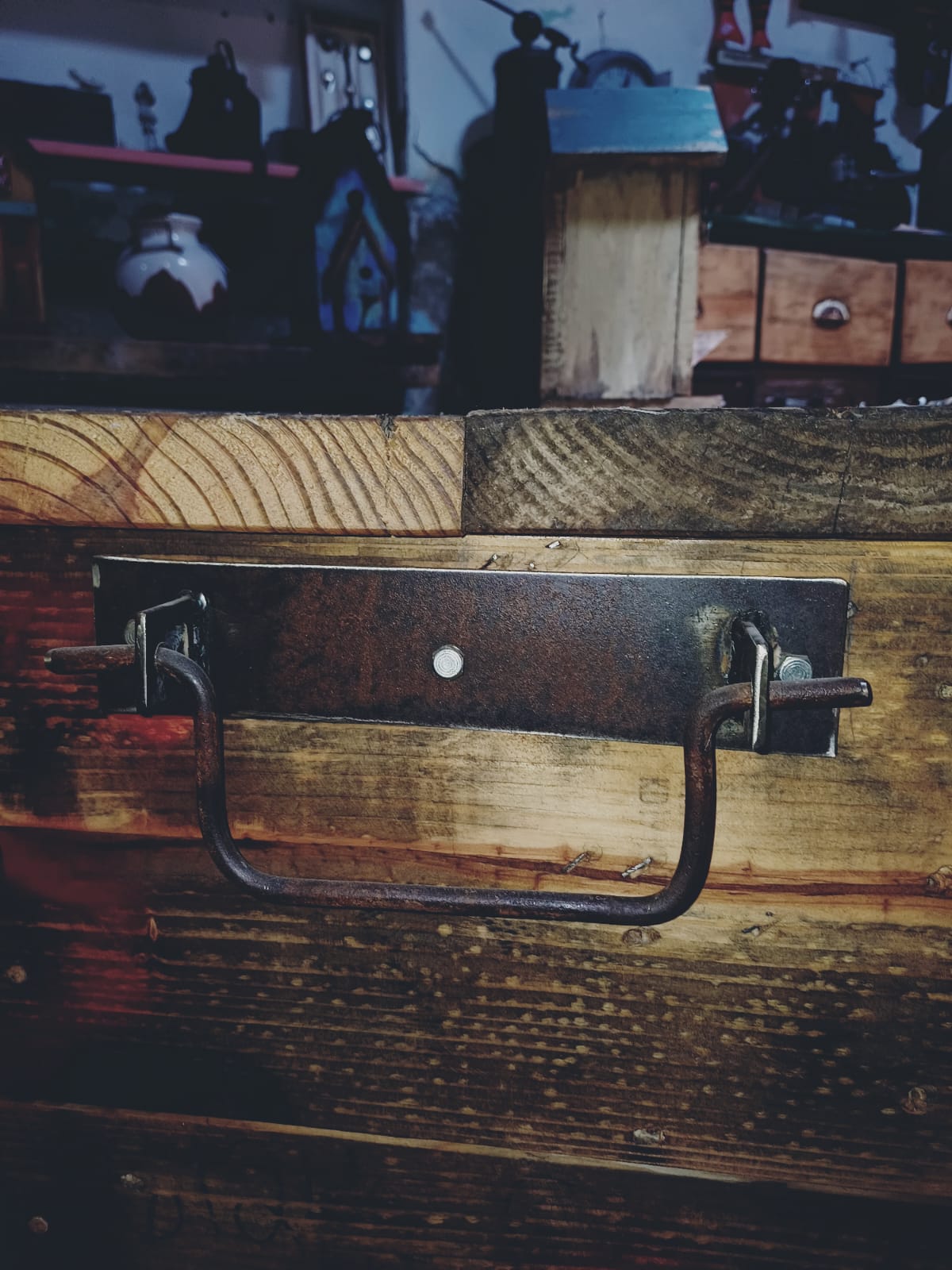 BAUL MESA RATONA MADERA RUSTICA CON MANIJAS DE HIERRO. 57X94X55